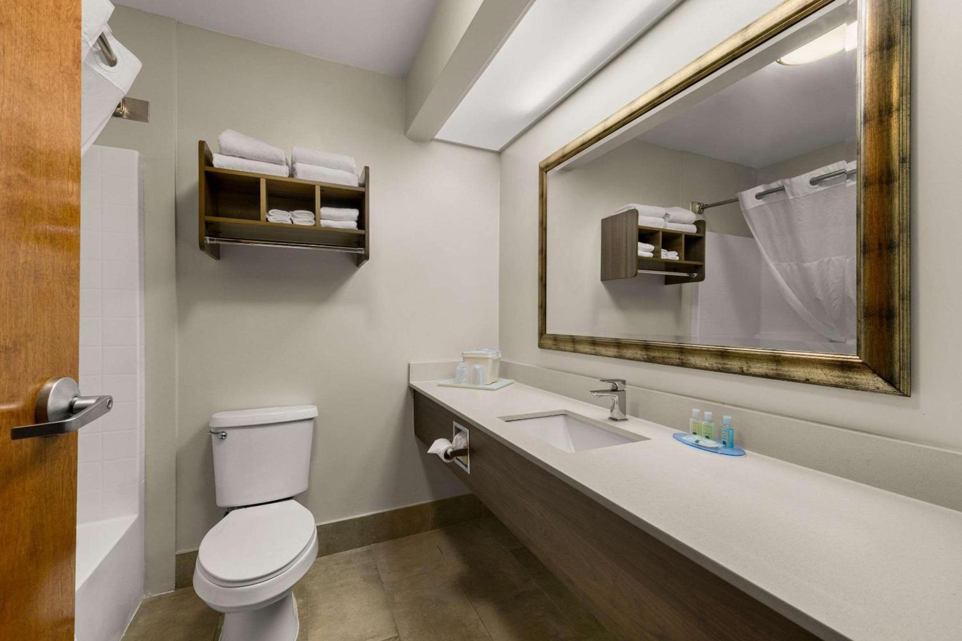 Quality Inn & Suites Matthews - Charlotte photo 40