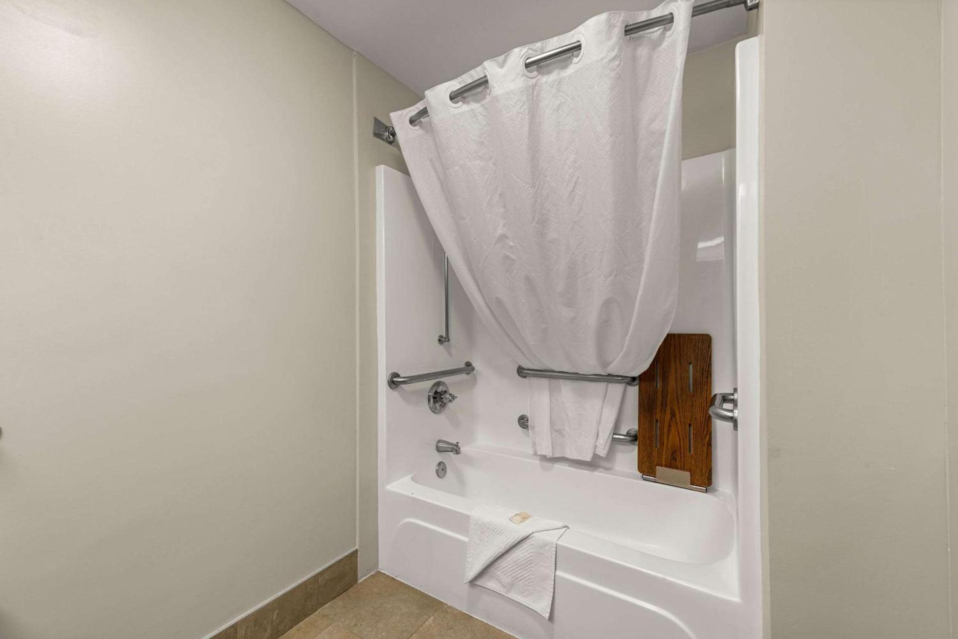 Quality Inn & Suites Matthews - Charlotte photo 41