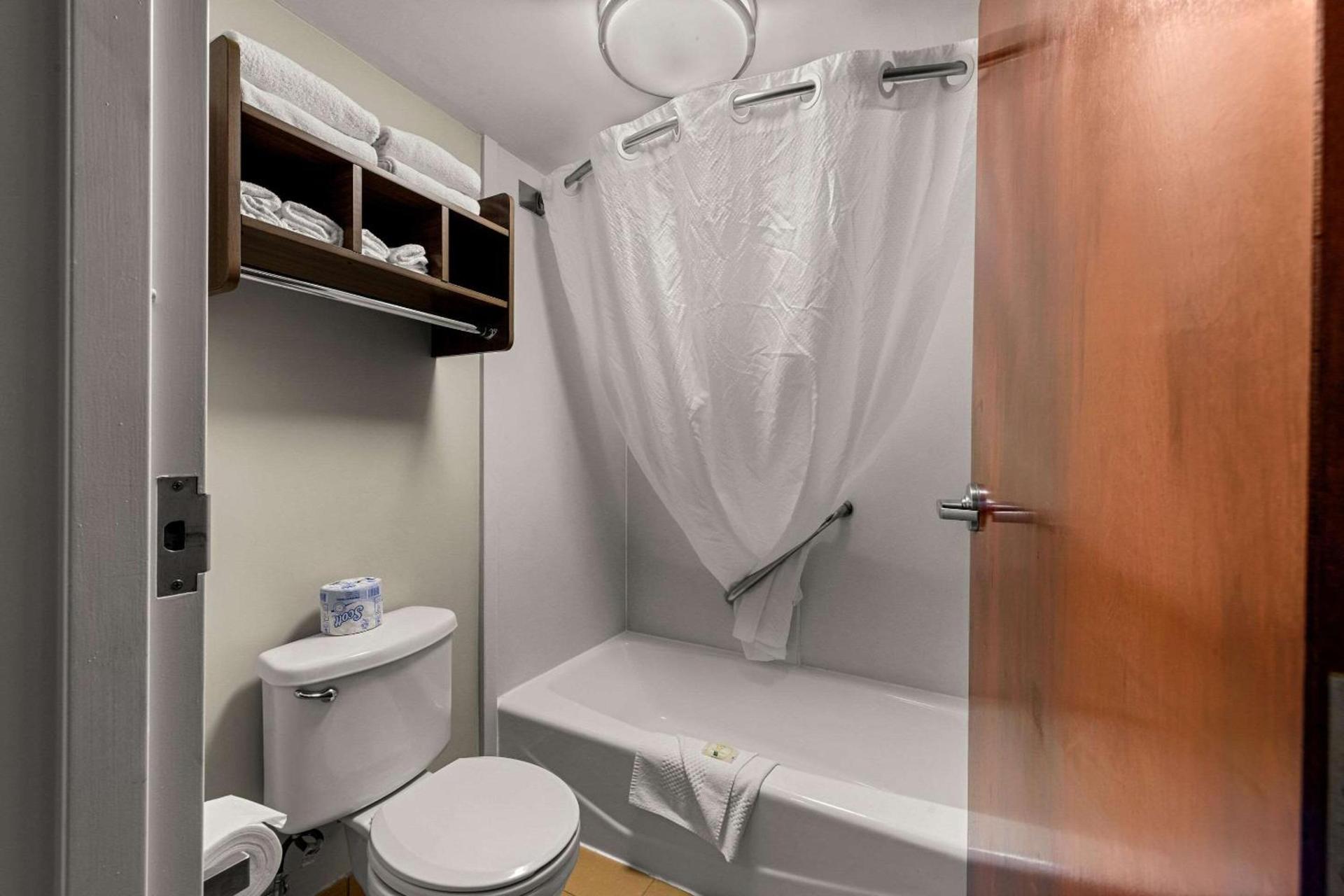 Quality Inn & Suites Matthews - Charlotte photo 42