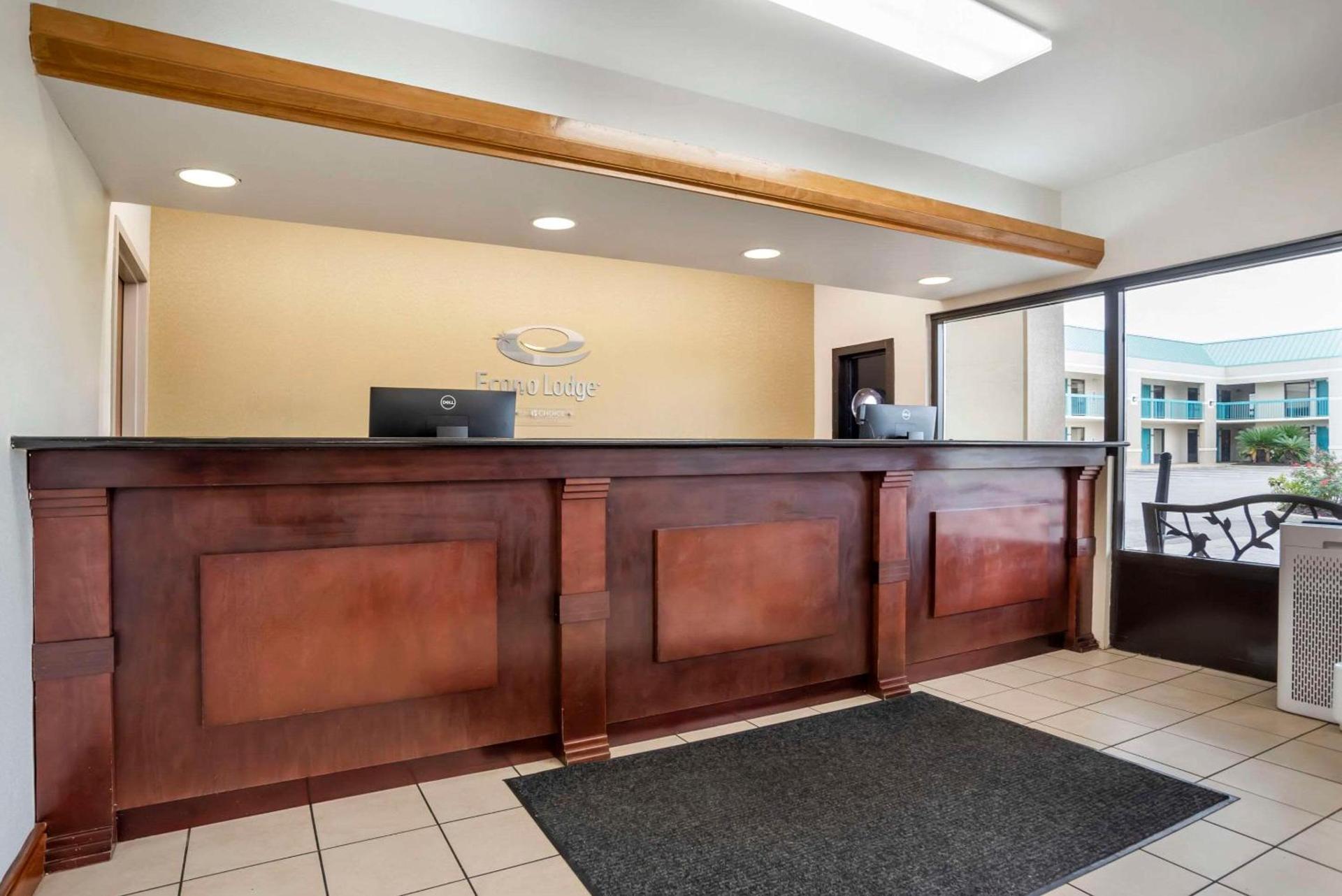 Econo Lodge Moss Point - Pascagoula photo 4