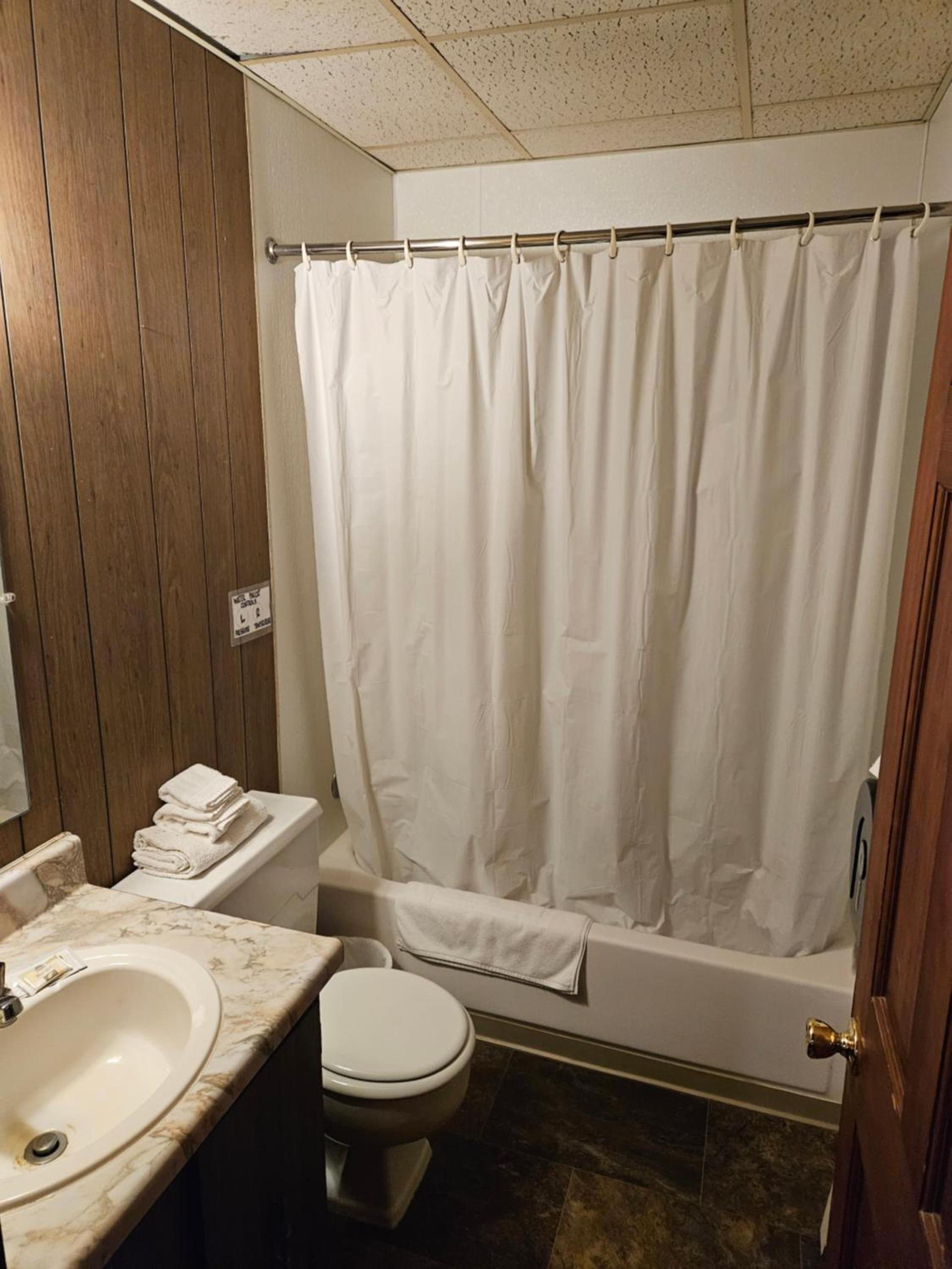 Lewiston Hotel Bar & Grill photo 5