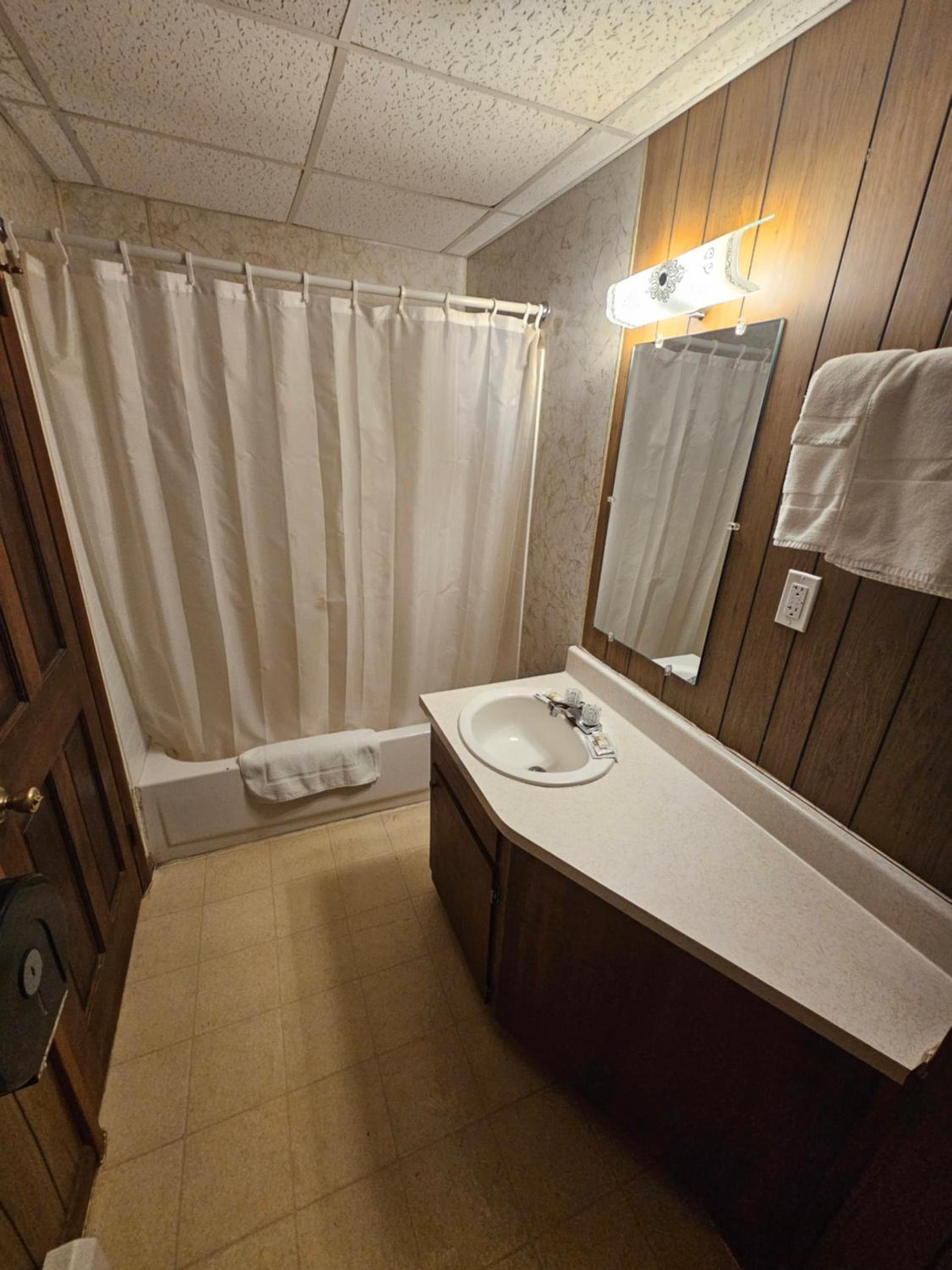Lewiston Hotel Bar & Grill photo 16