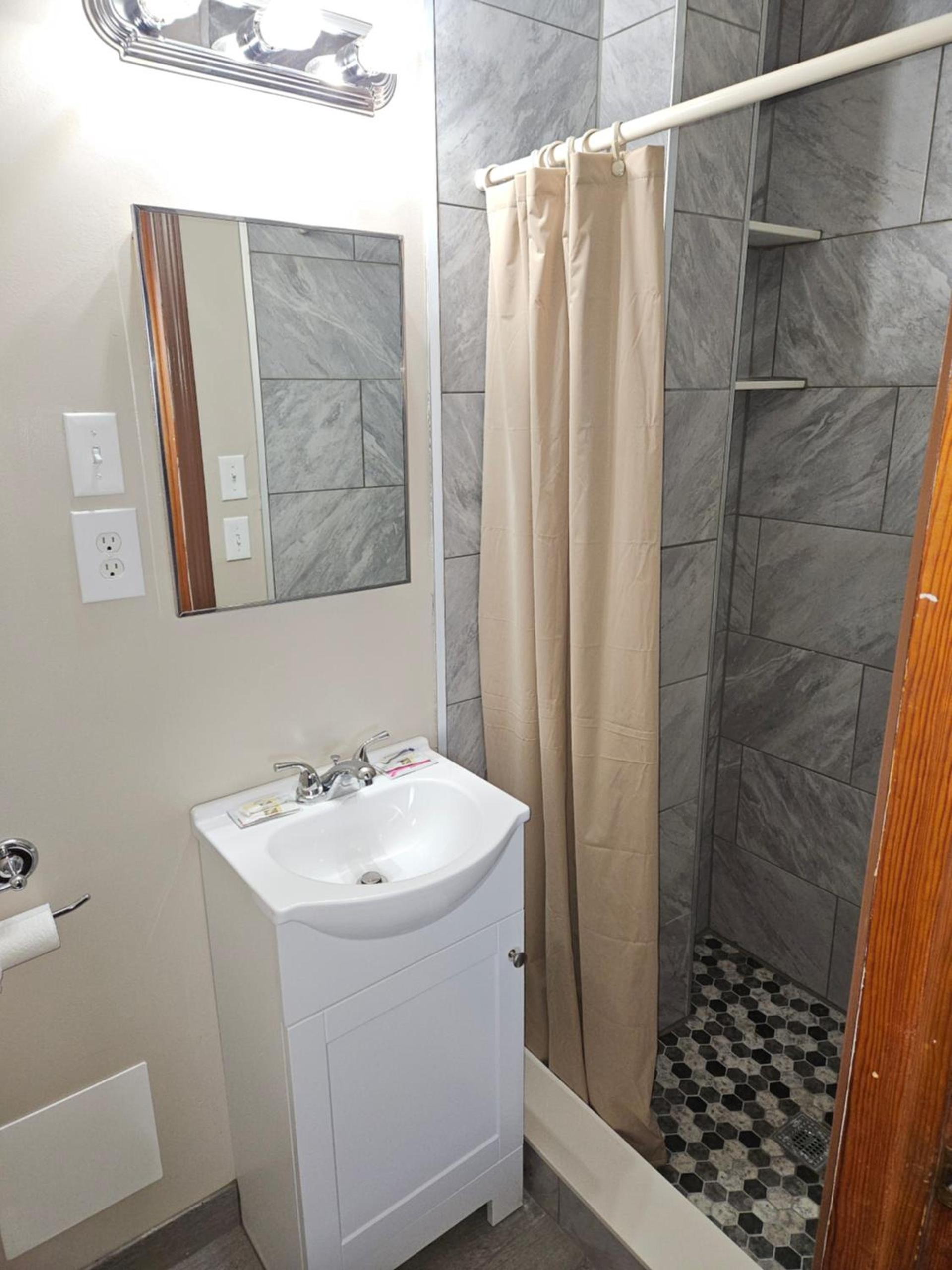 Lewiston Hotel Bar & Grill photo 3