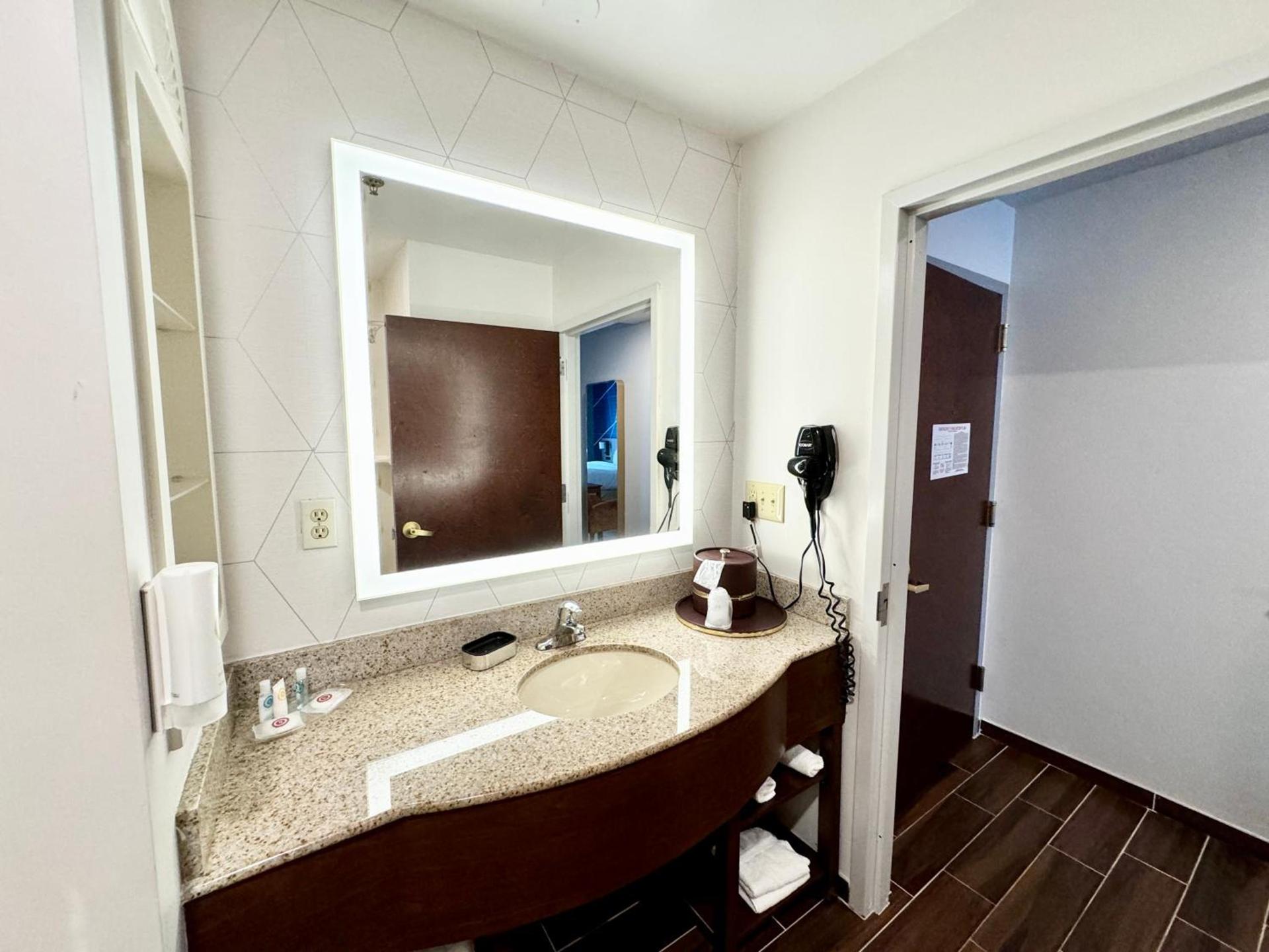 Comfort Suites East Brunswick - South River photo 78