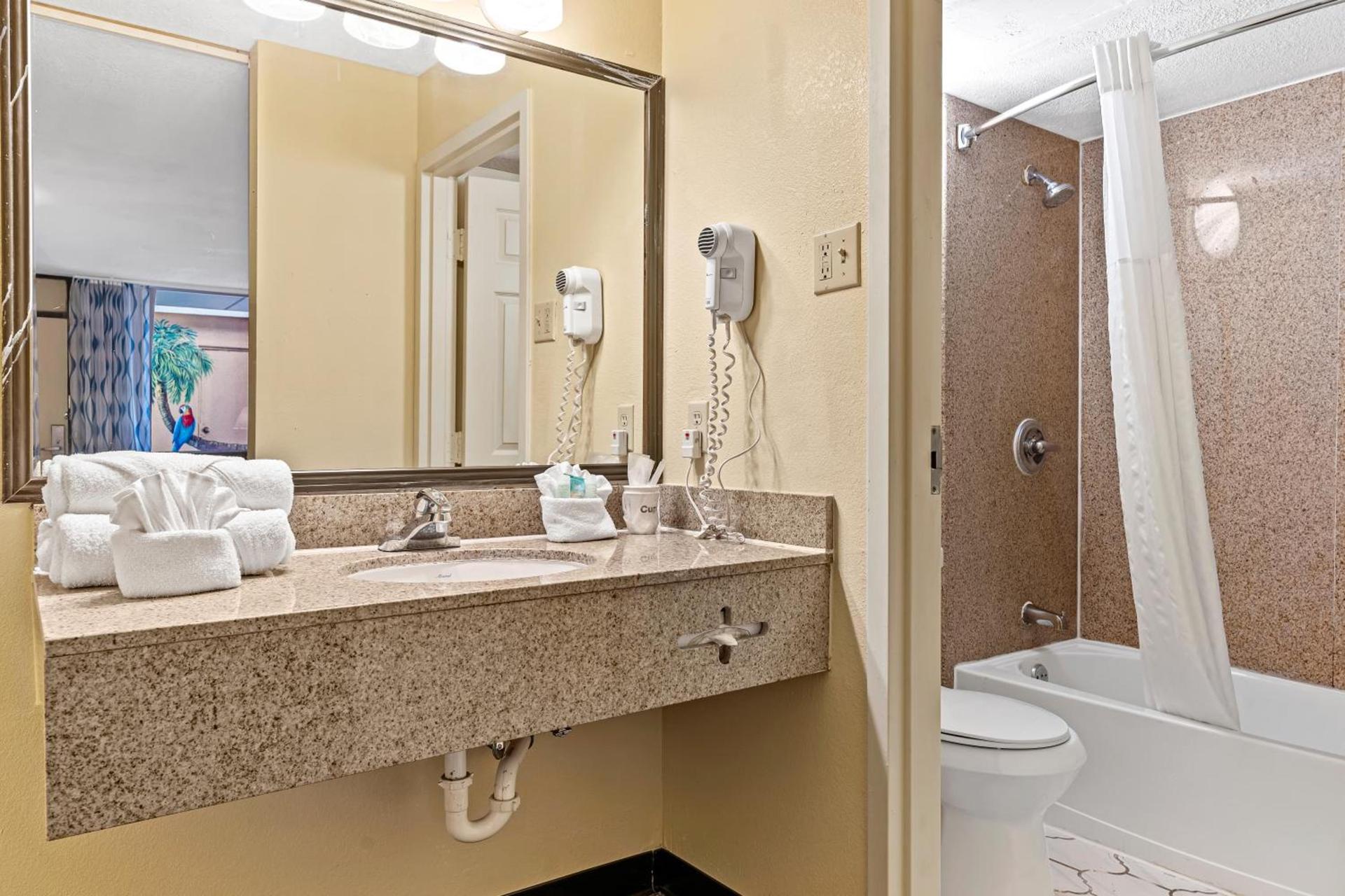 Baymont by Wyndham Orlando North Millenia photo 11