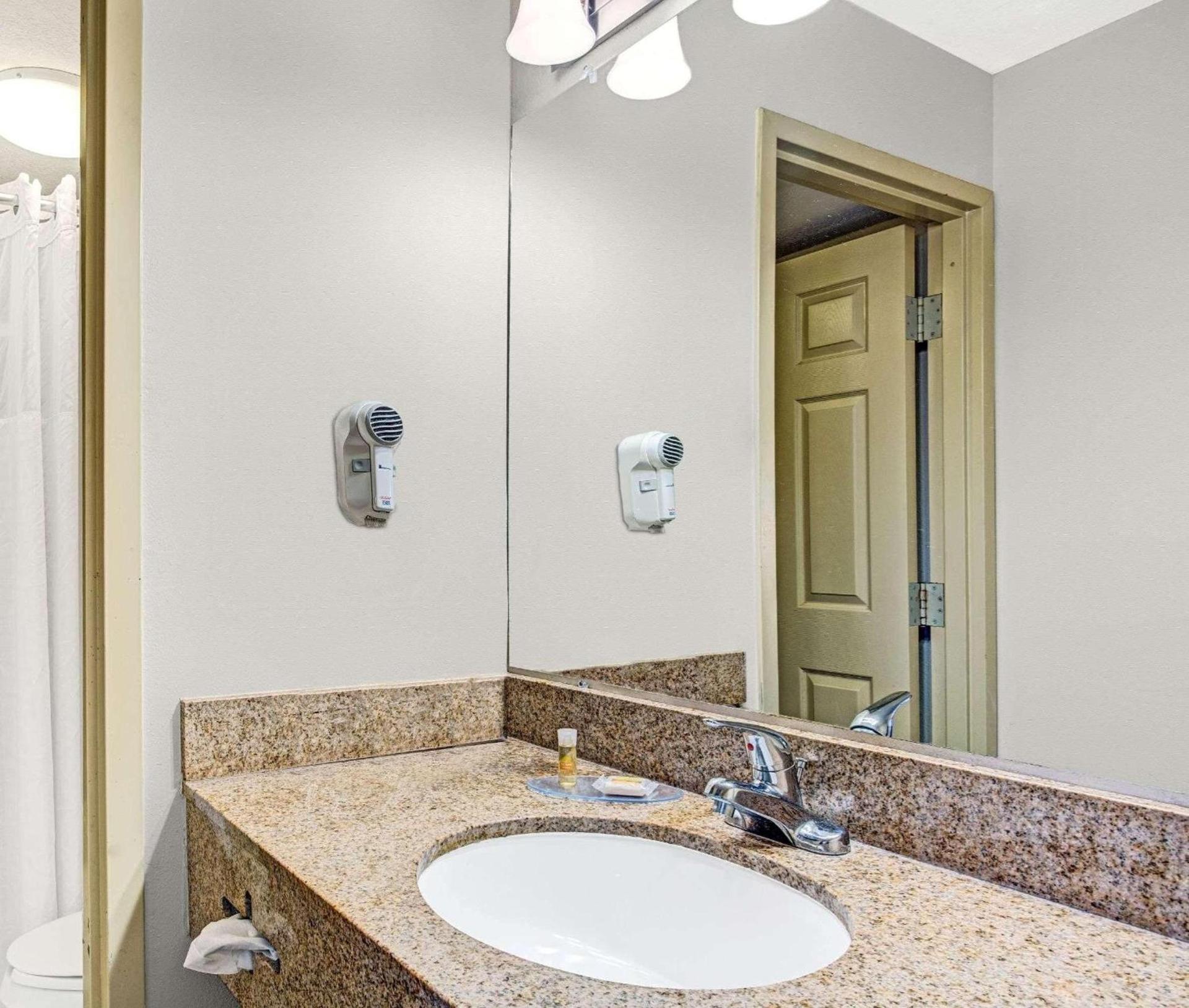 Baymont by Wyndham Orlando North Millenia photo 17