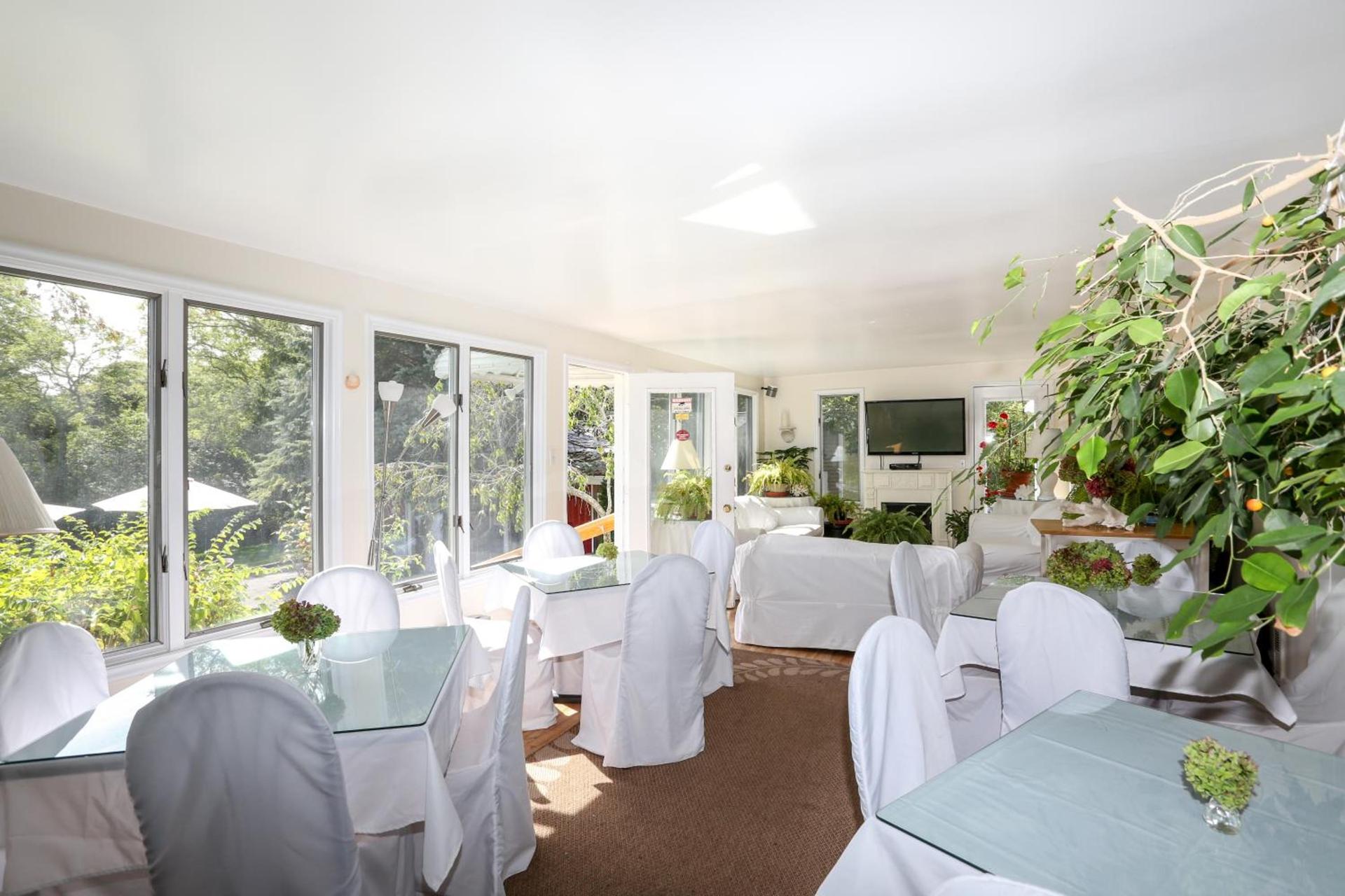 Hamlet Inn - PASSES TO COOPERS BEACH photo 15