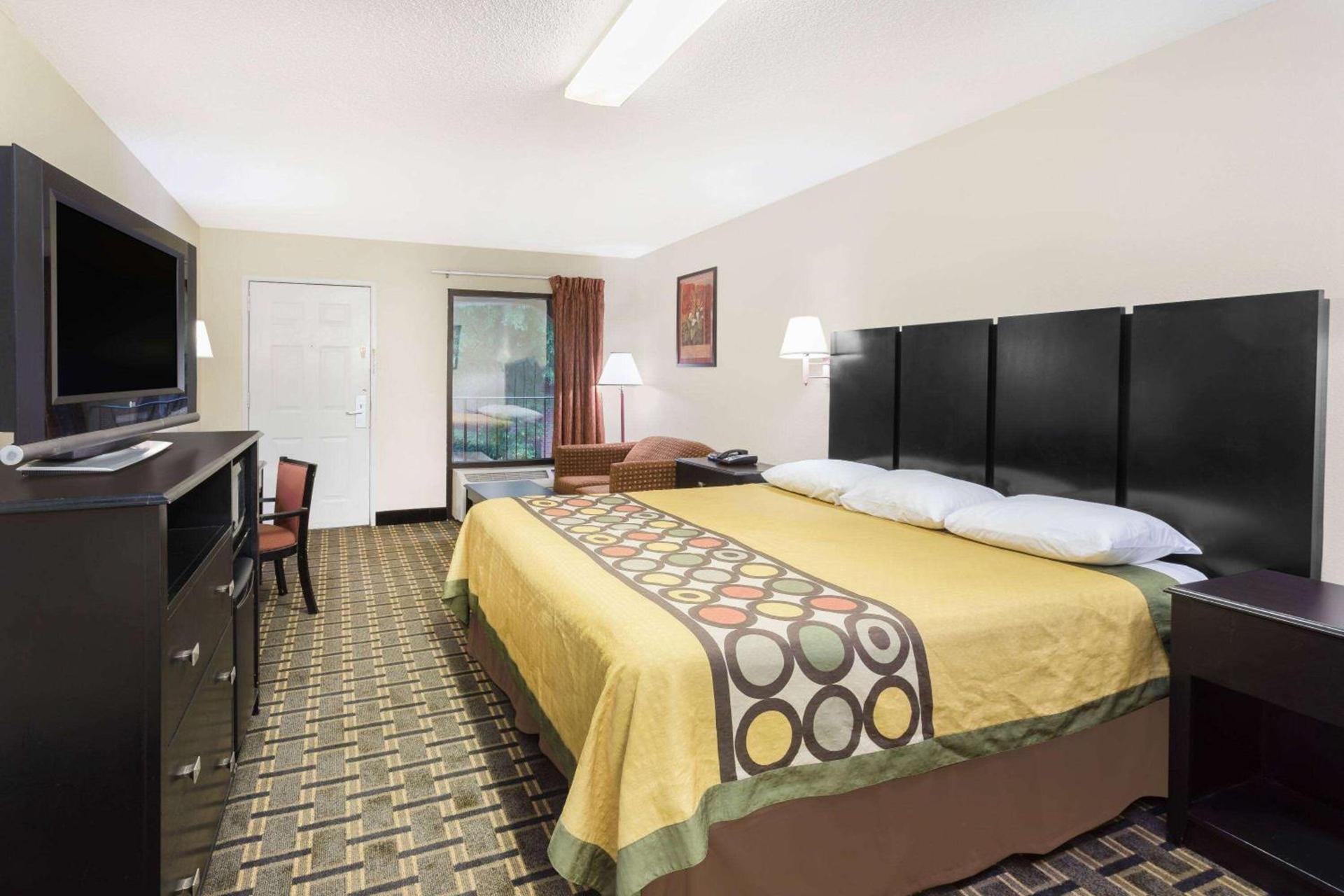 Super 8 by Wyndham Lithonia photo 9