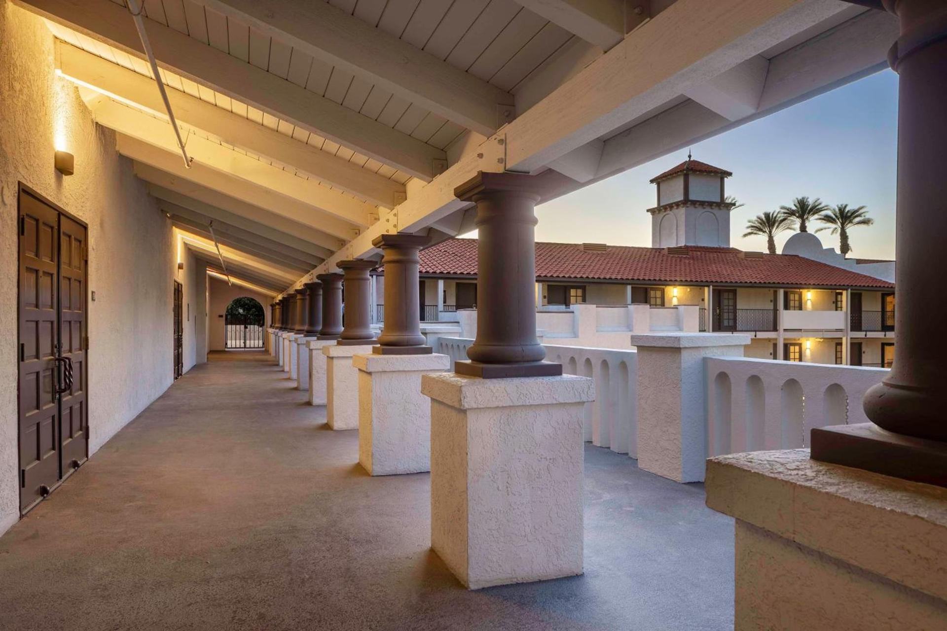 Embassy Suites by Hilton Palm Desert photo 4