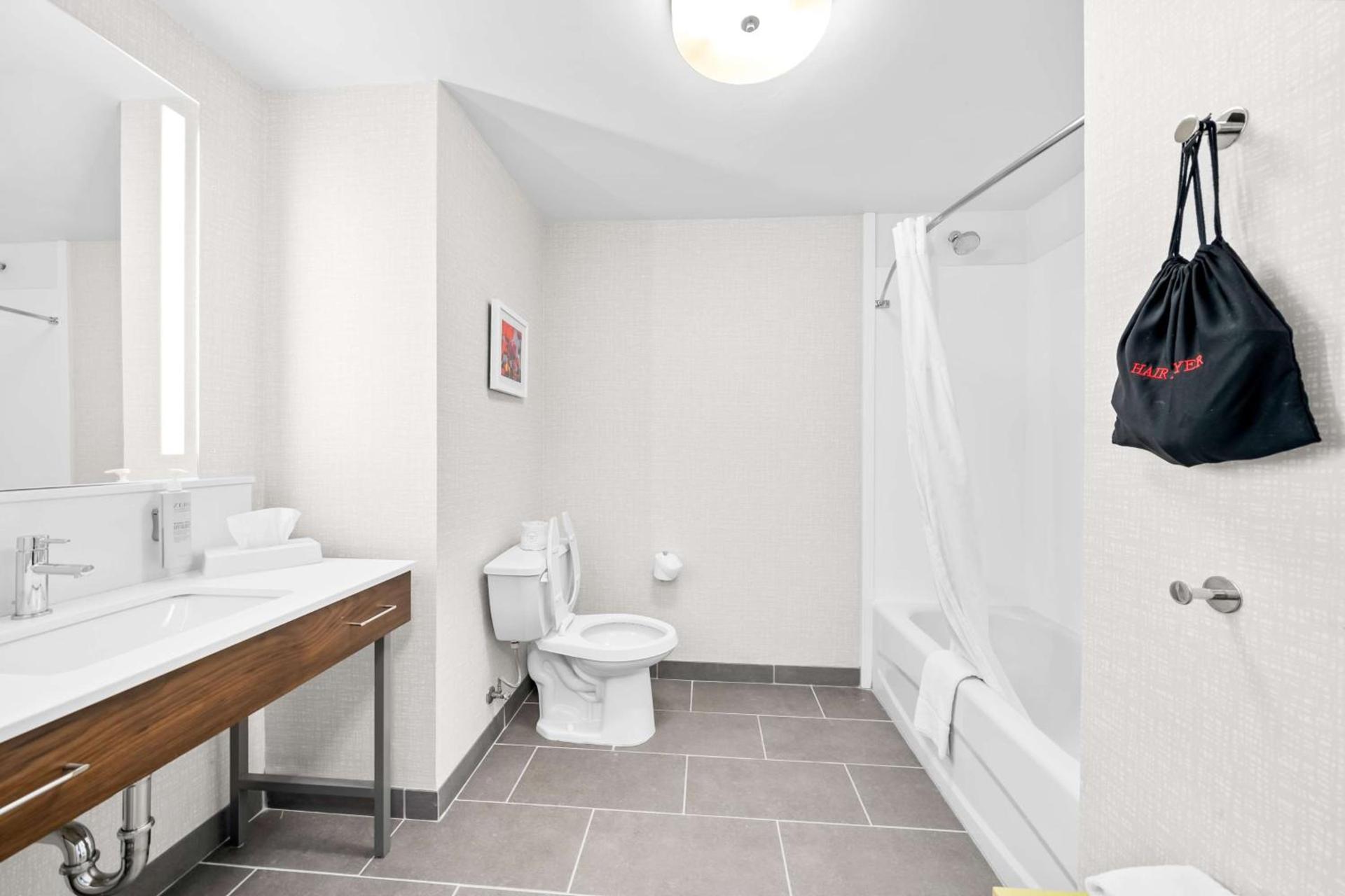 Hampton Inn South Heritage Park photo 22