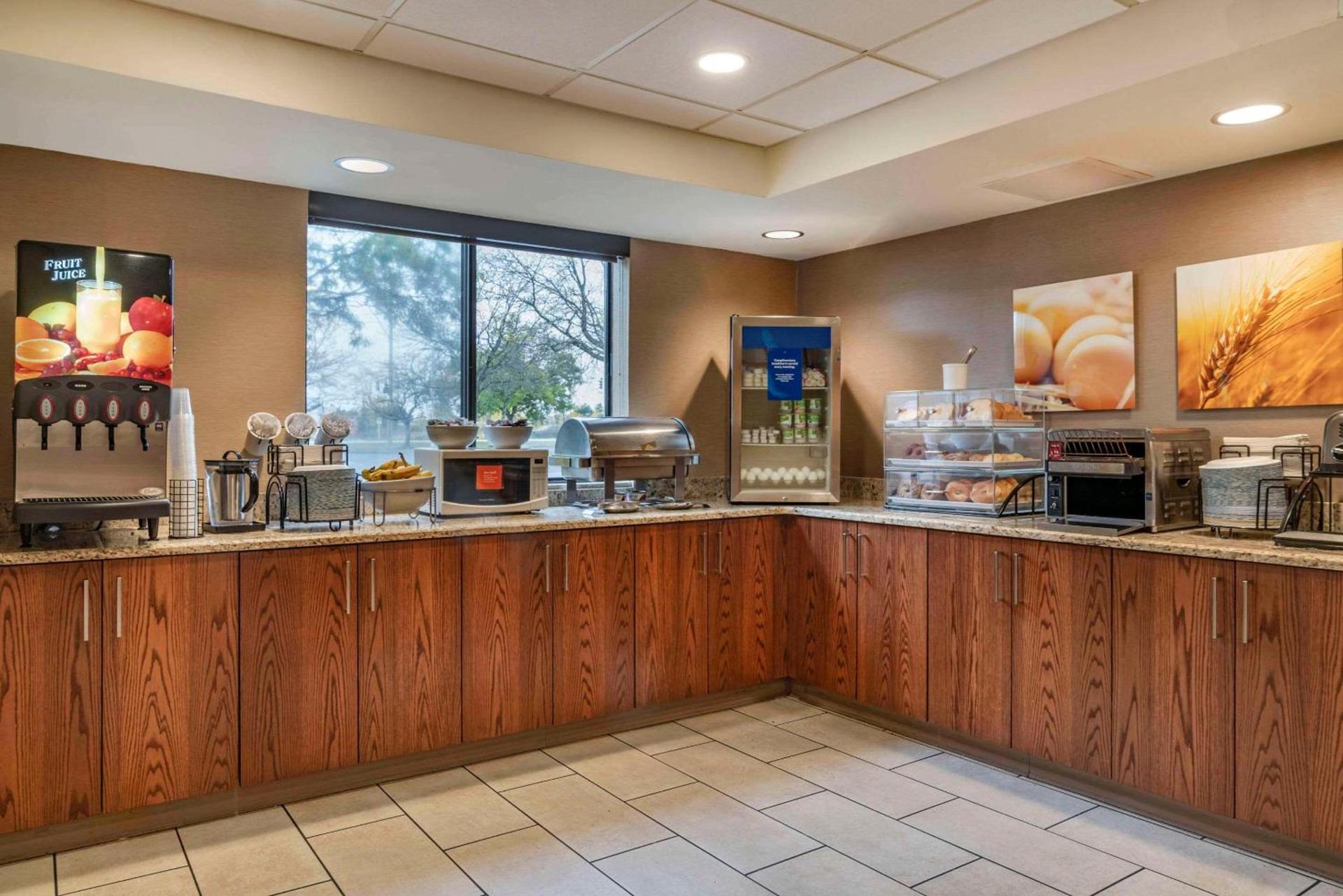 Comfort Inn University photo 36