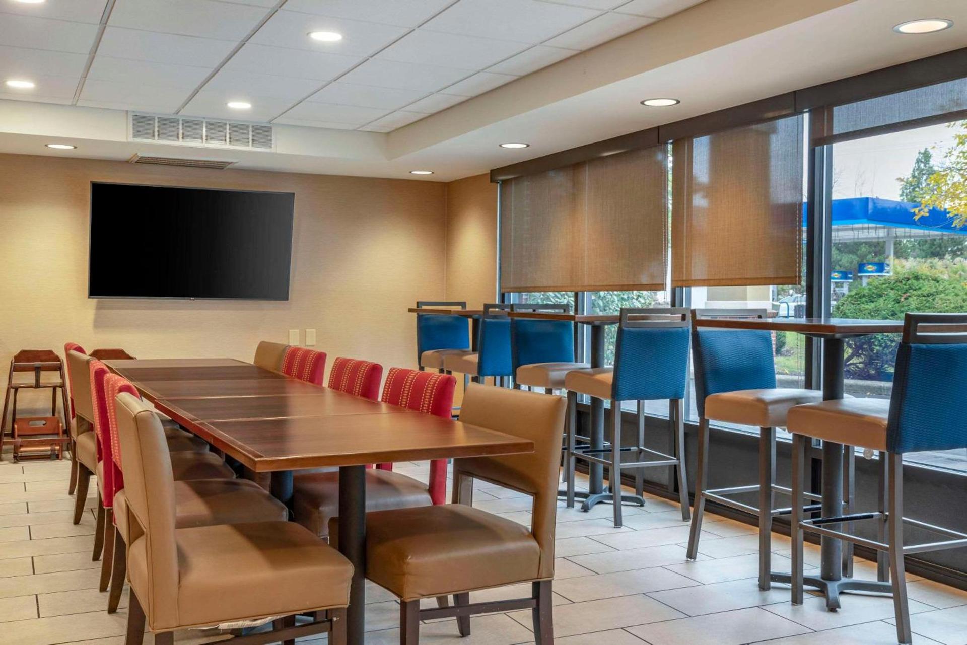 Comfort Inn University photo 37
