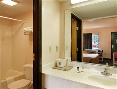 Super 8 by Wyndham Columbia photo 24