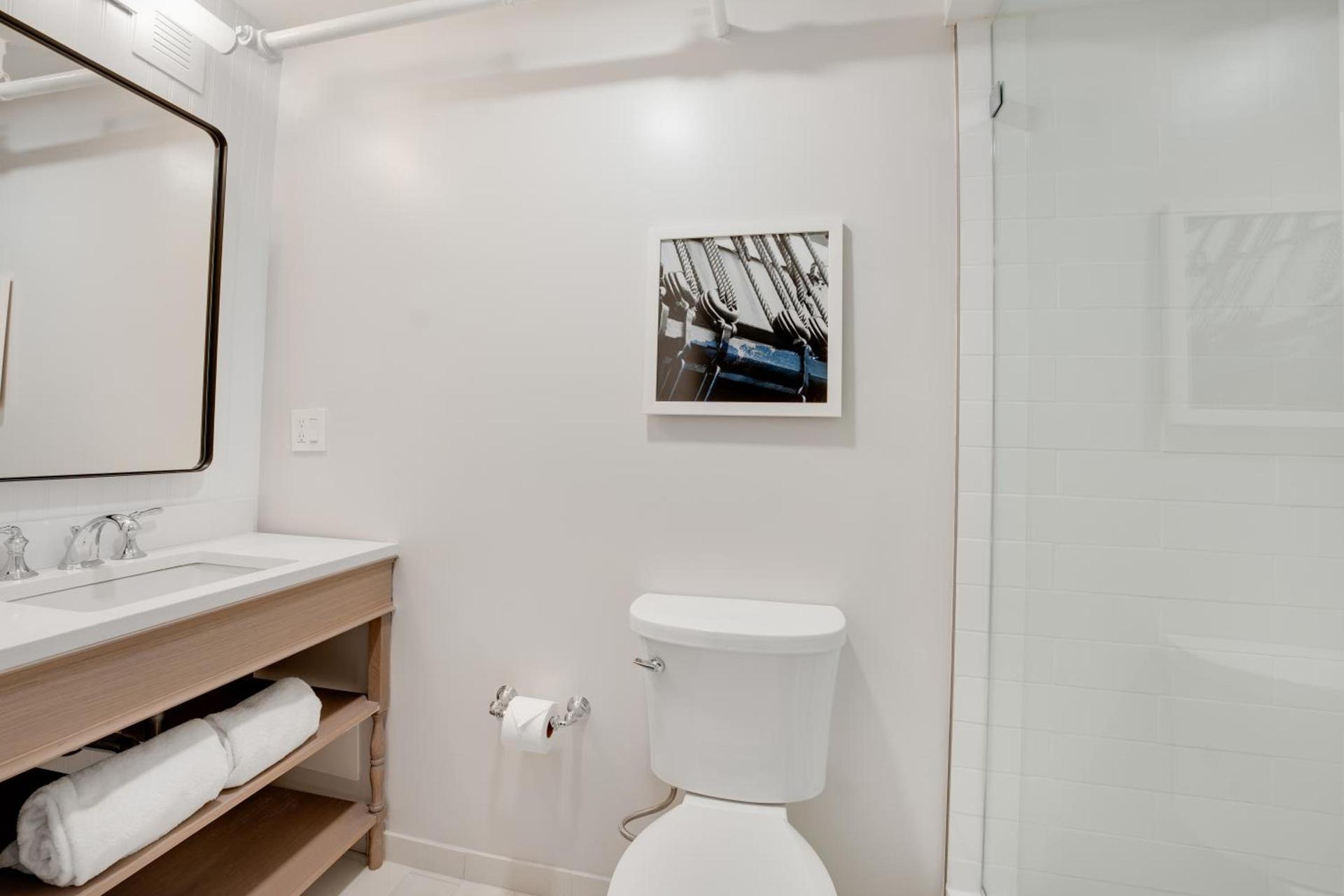 Newport Beach Hotel & Suites photo 63