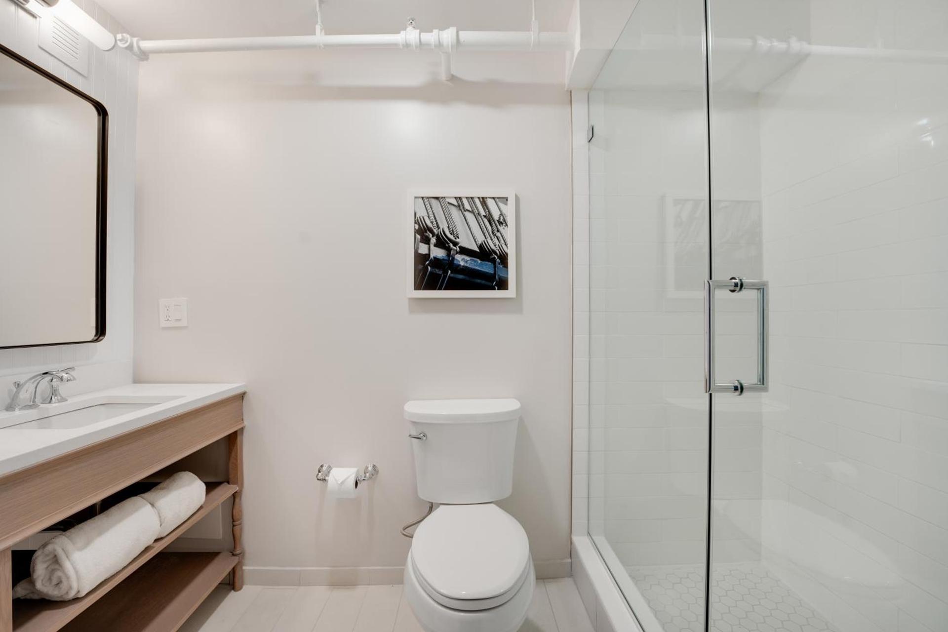Newport Beach Hotel & Suites photo 68