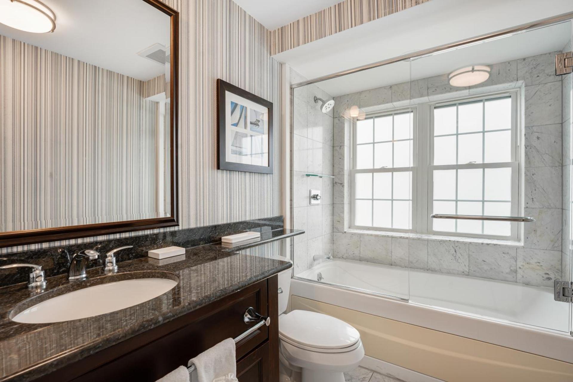 Newport Beach Hotel & Suites photo 41