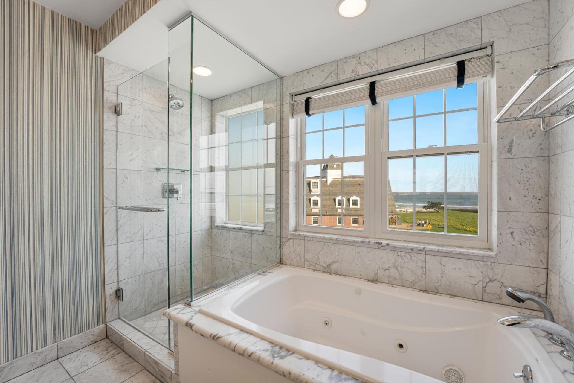 Newport Beach Hotel & Suites photo 46