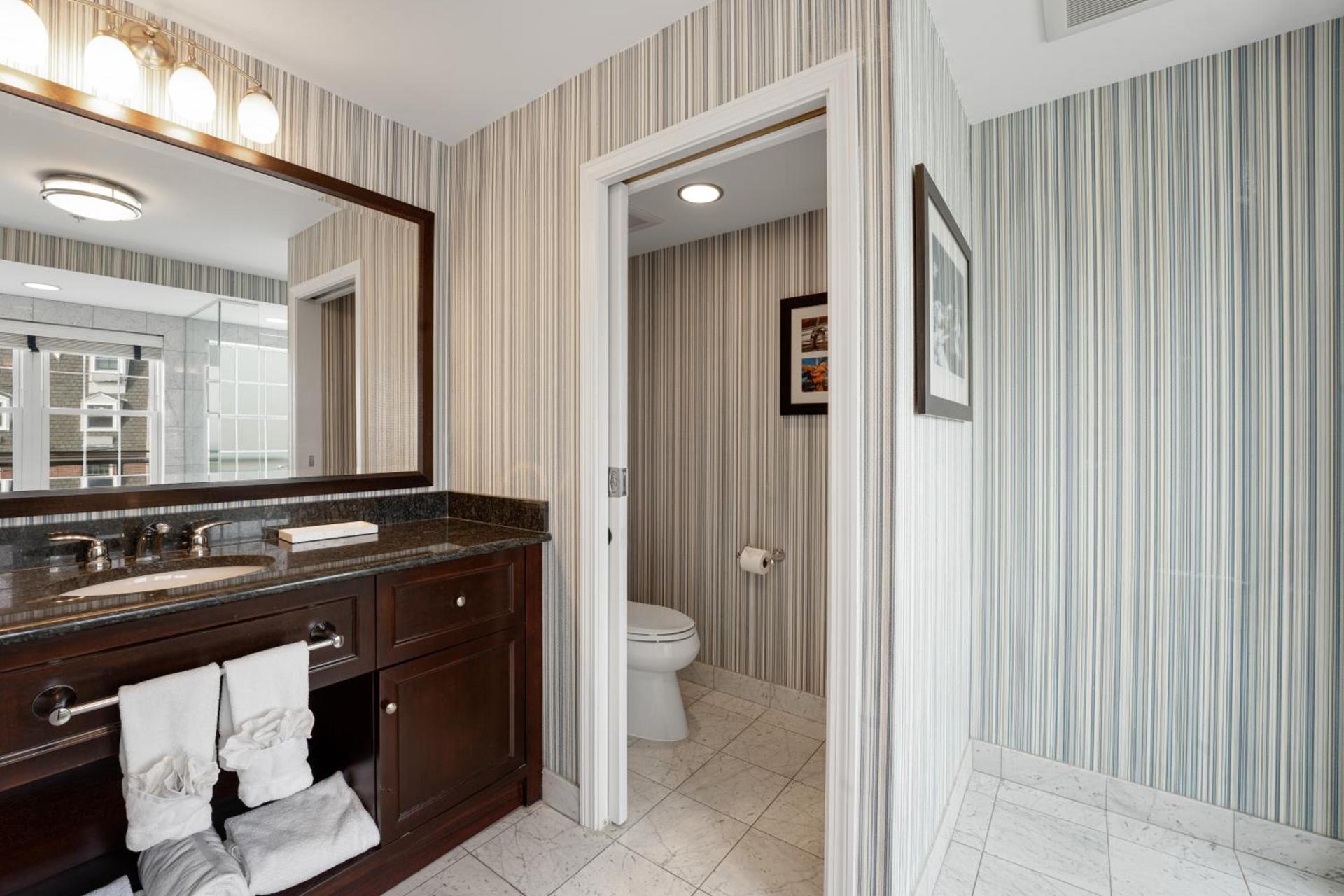 Newport Beach Hotel & Suites photo 60