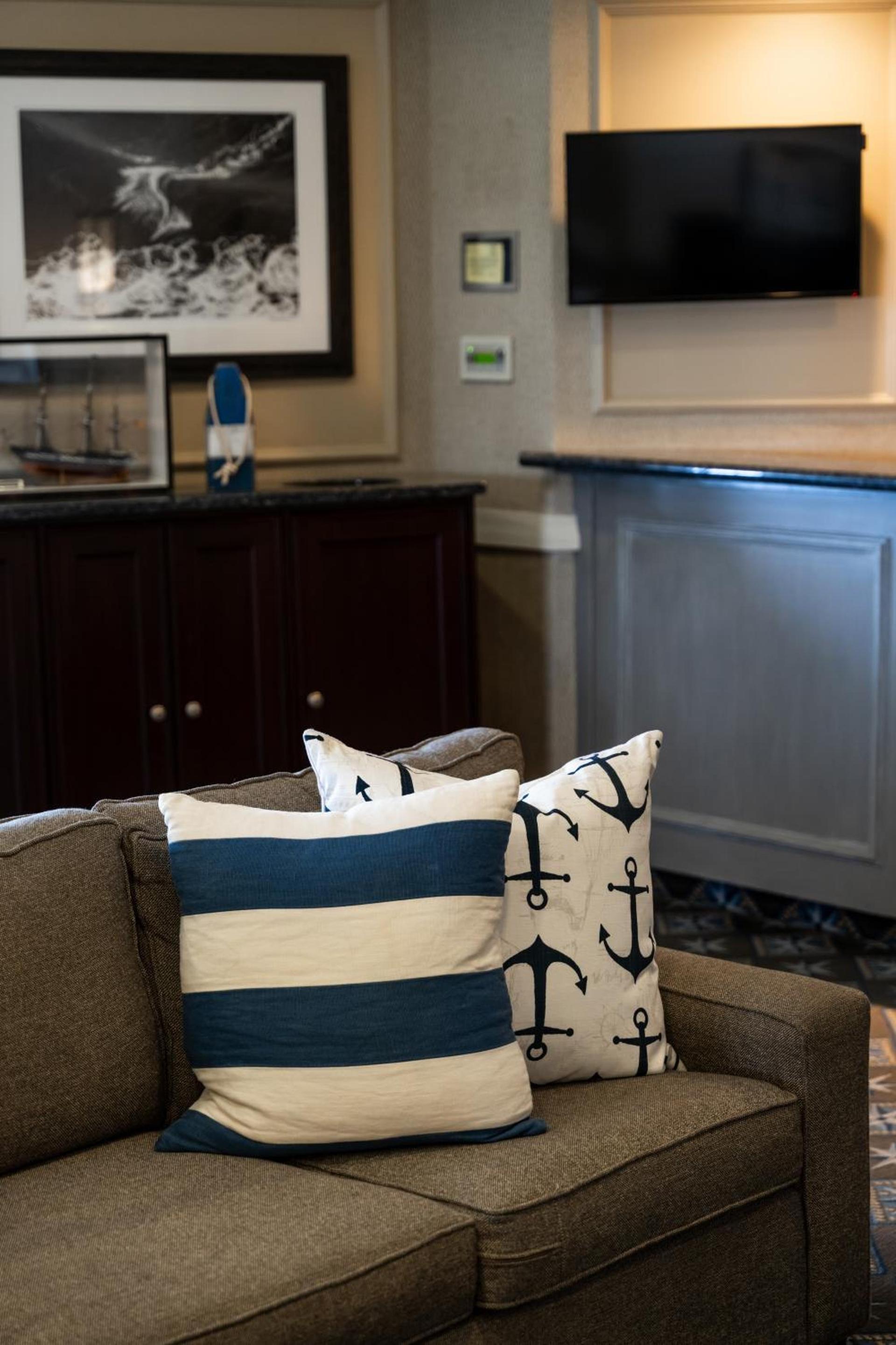 Newport Beach Hotel & Suites photo 62