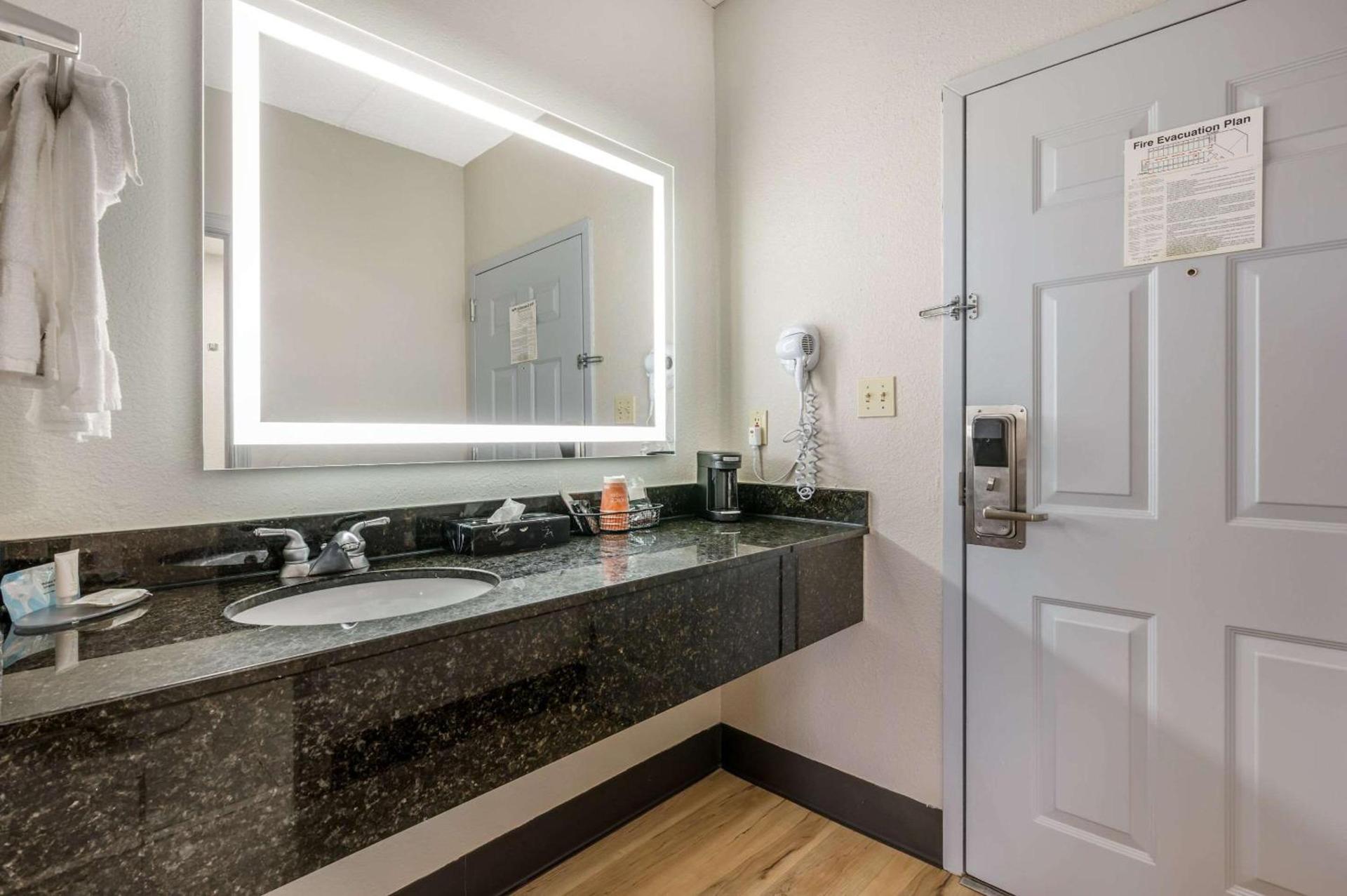 Clarion Pointe Louisville East photo 29