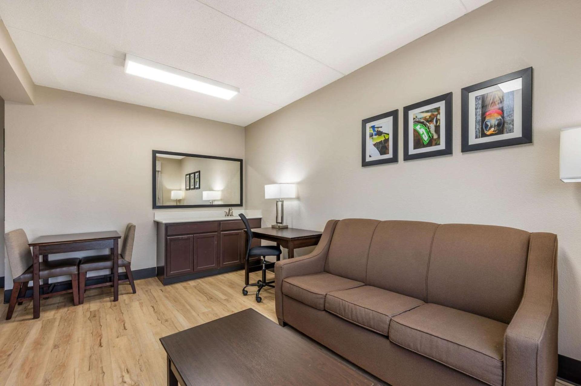 Clarion Pointe Louisville East photo 35