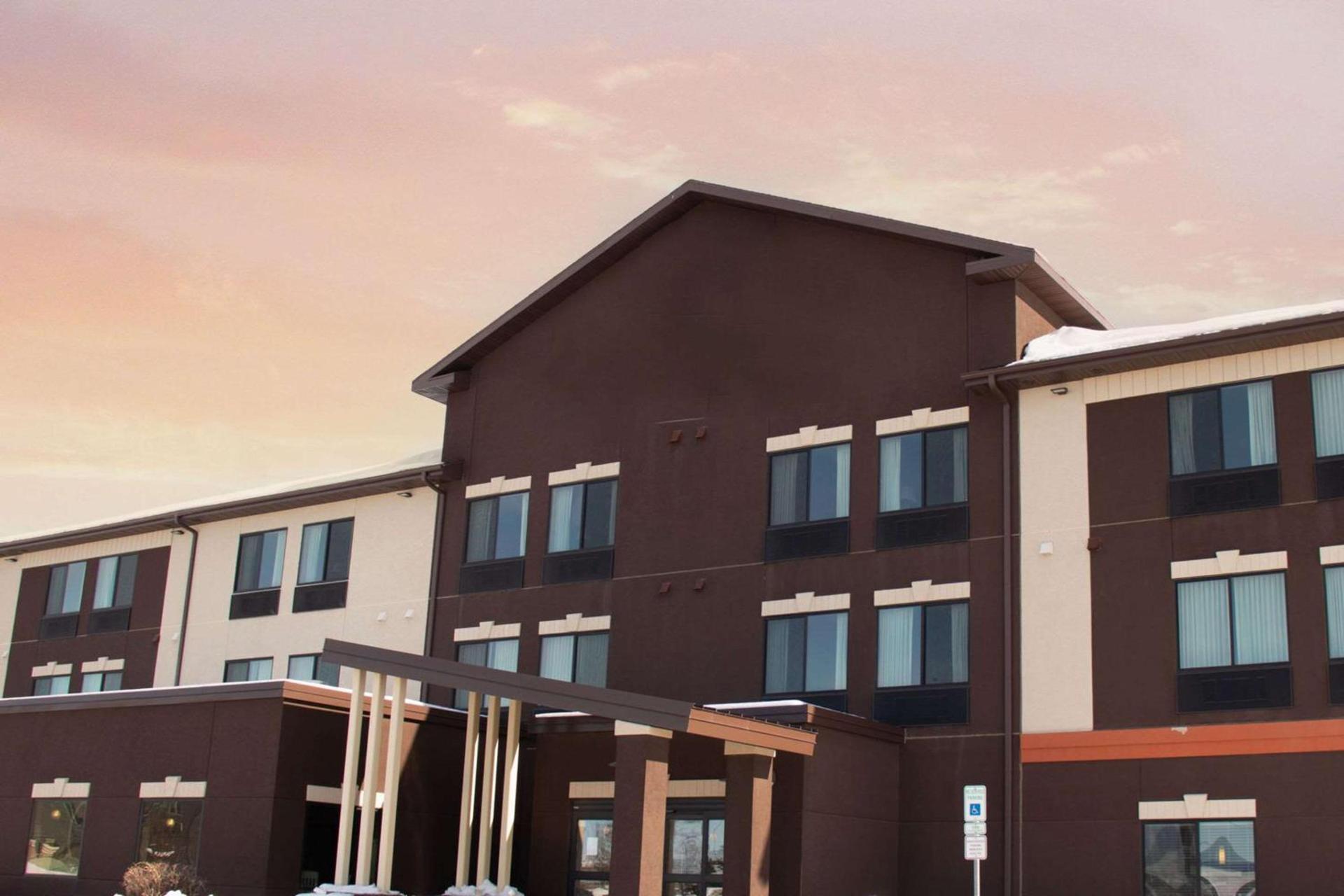 Grand Forks Lodge and Suites — hotel in Grand Forks