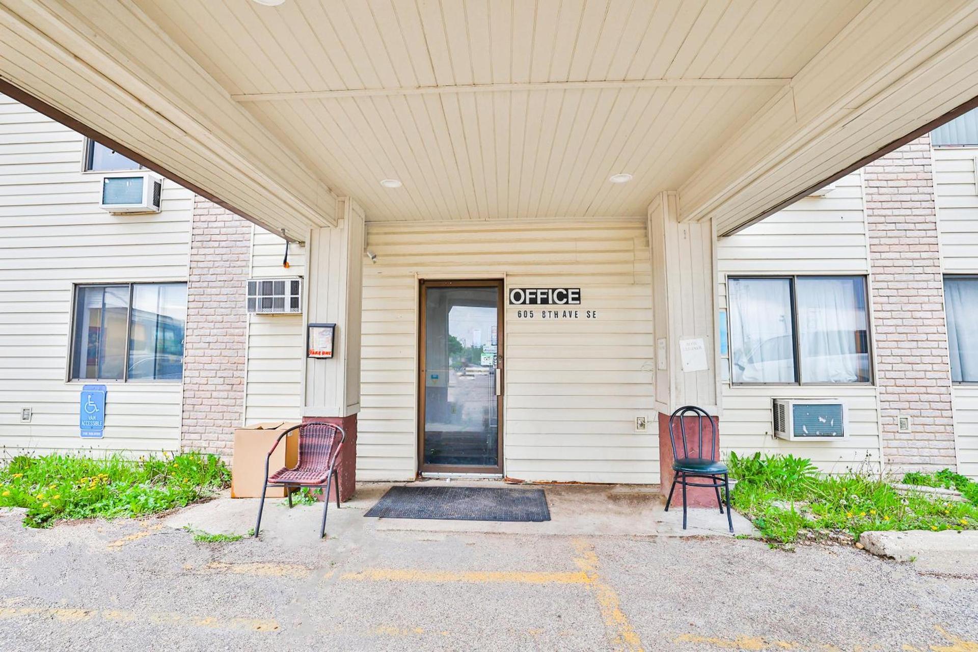 OYO Hotel Pipestone MN, Canterbury Park photo 6