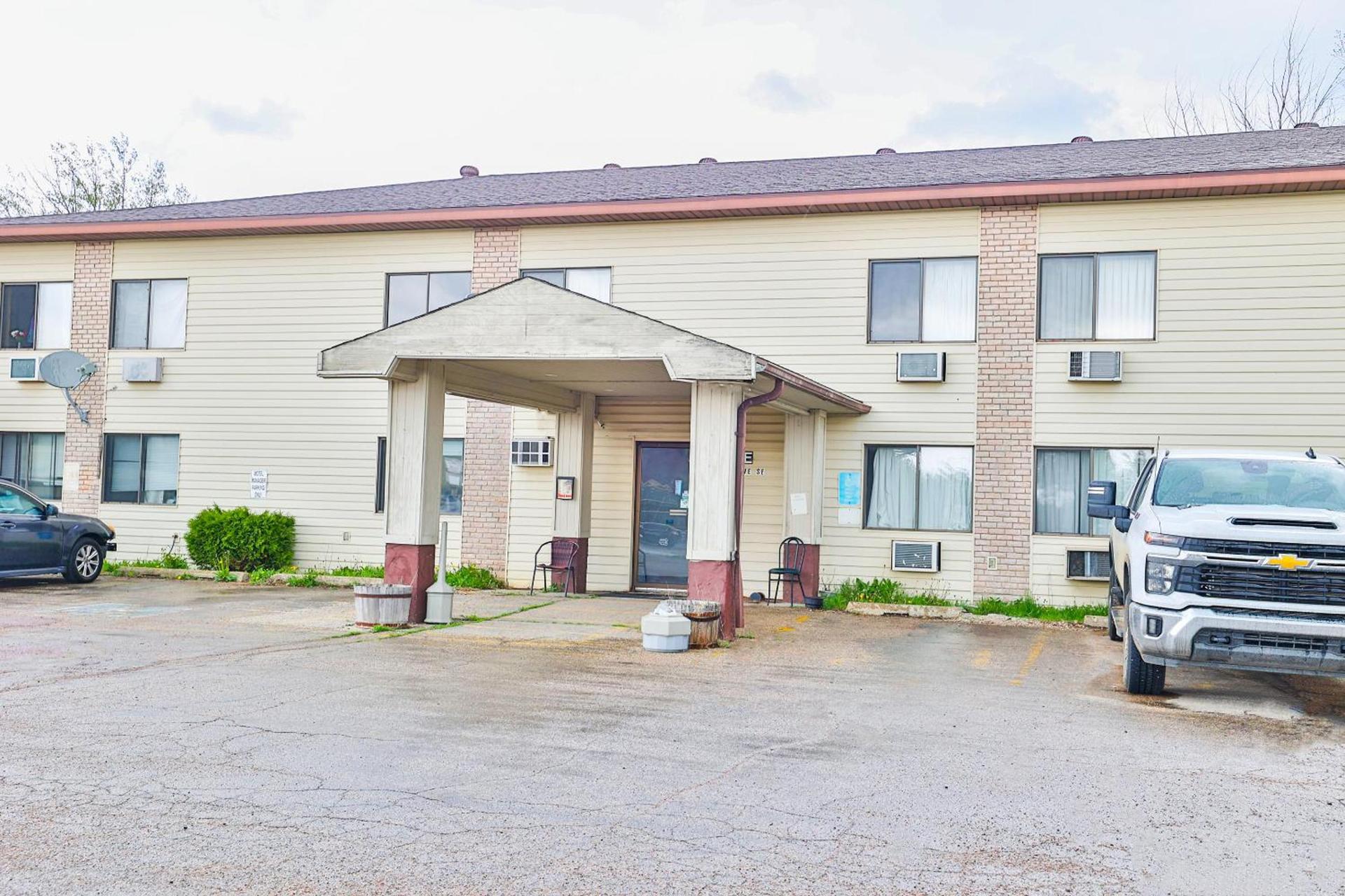 OYO Hotel Pipestone MN, Canterbury Park photo 9