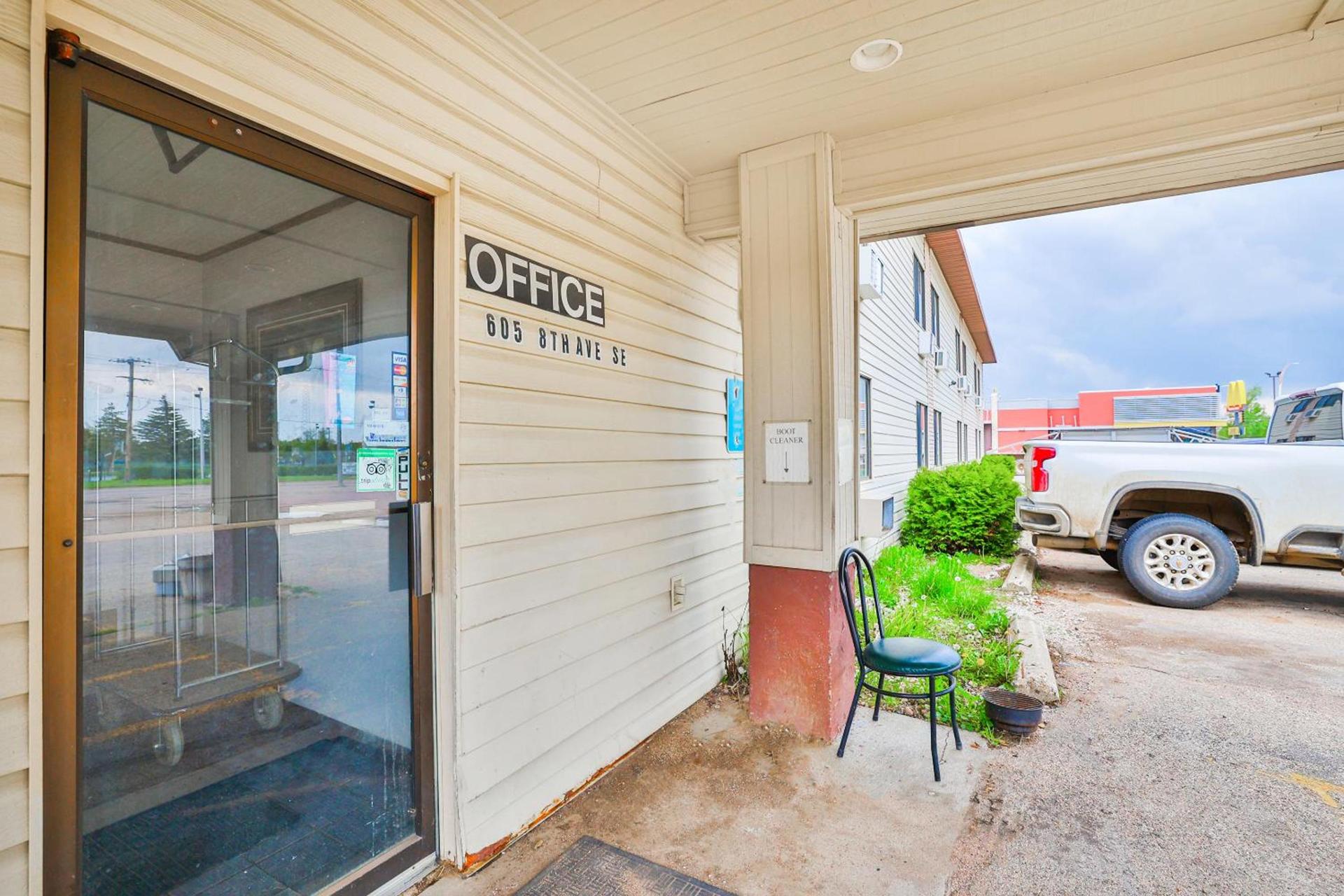 OYO Hotel Pipestone MN, Canterbury Park photo 10