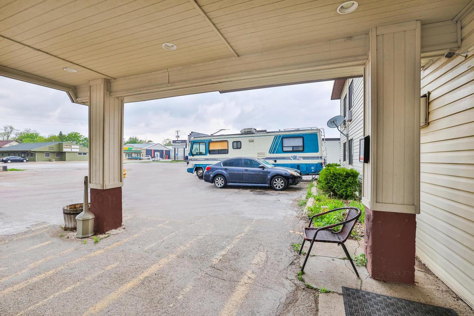 OYO Hotel Pipestone MN, Canterbury Park photo 12