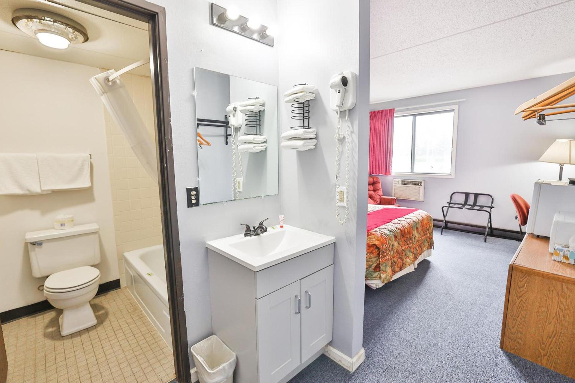 OYO Hotel Pipestone MN, Canterbury Park photo 29