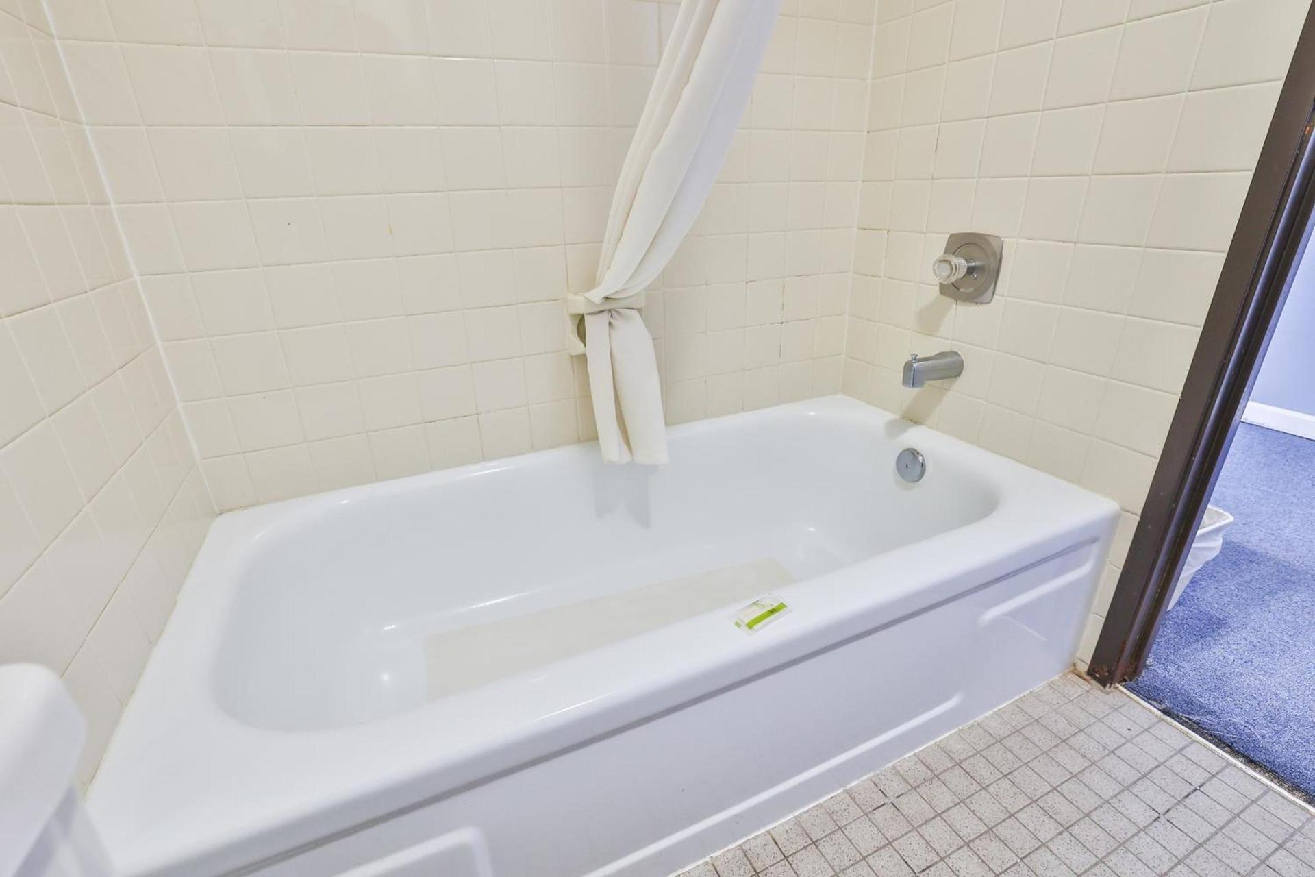 OYO Hotel Pipestone MN, Canterbury Park photo 26