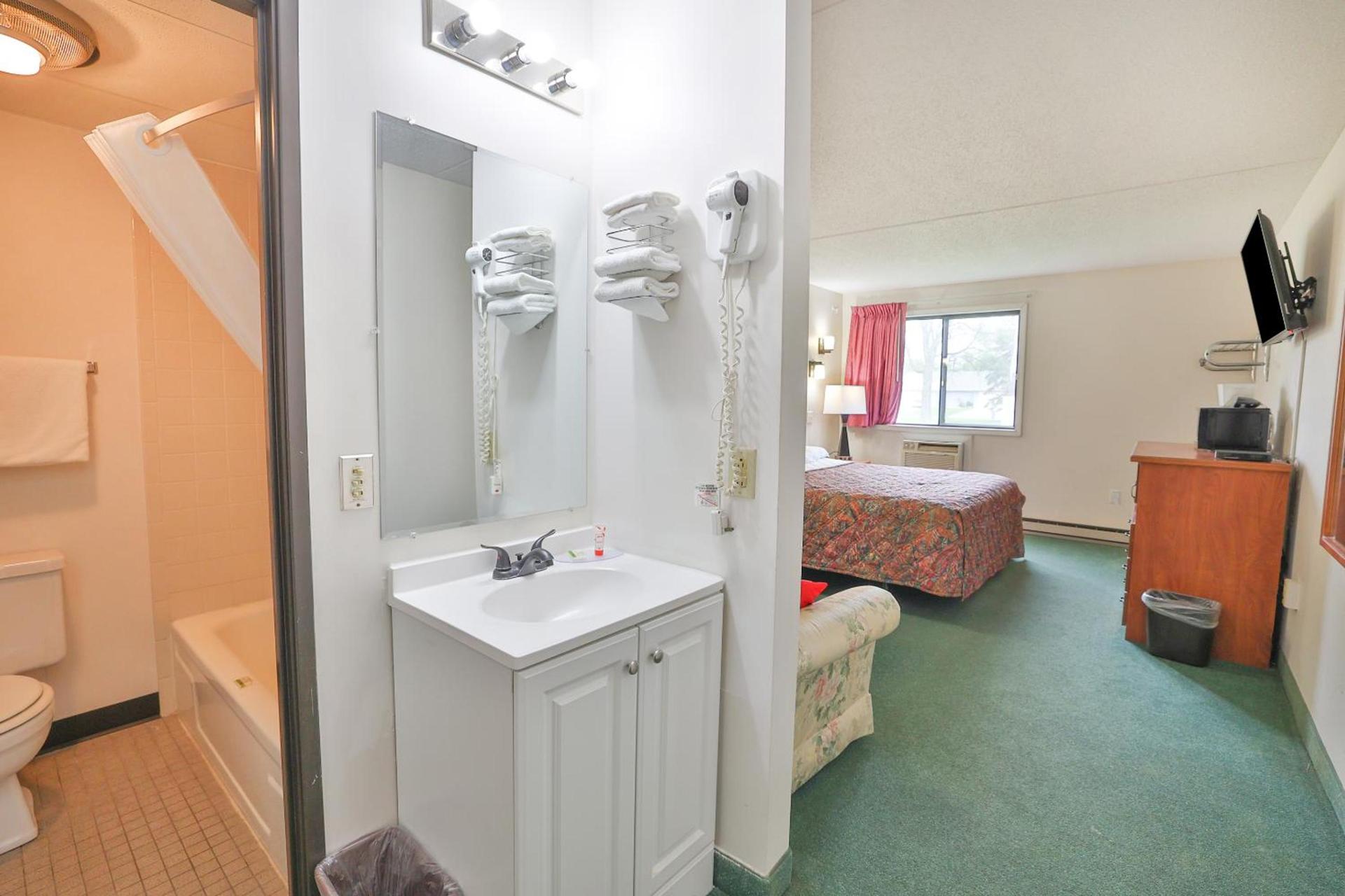 OYO Hotel Pipestone MN, Canterbury Park photo 42