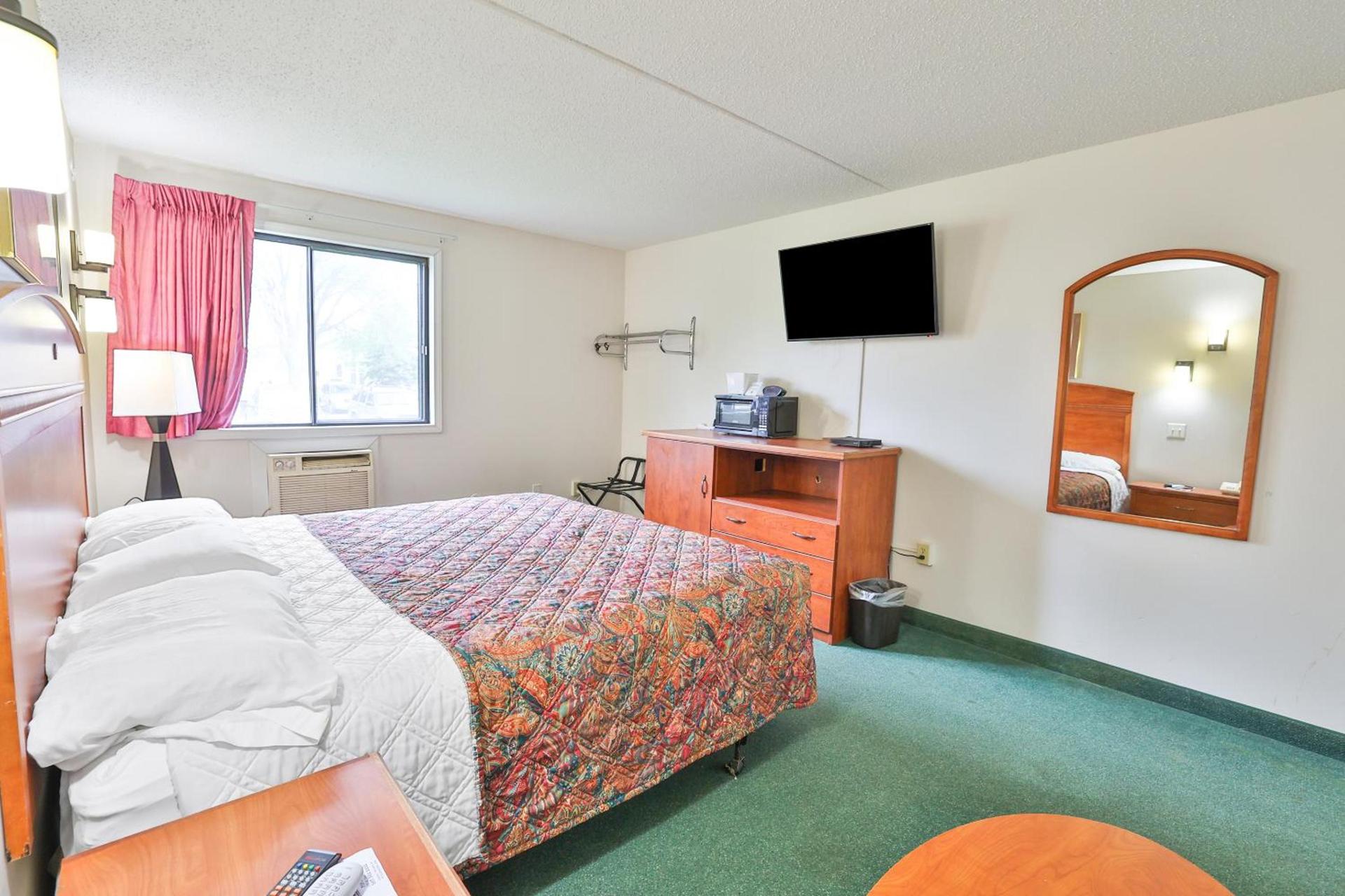 OYO Hotel Pipestone MN, Canterbury Park photo 35