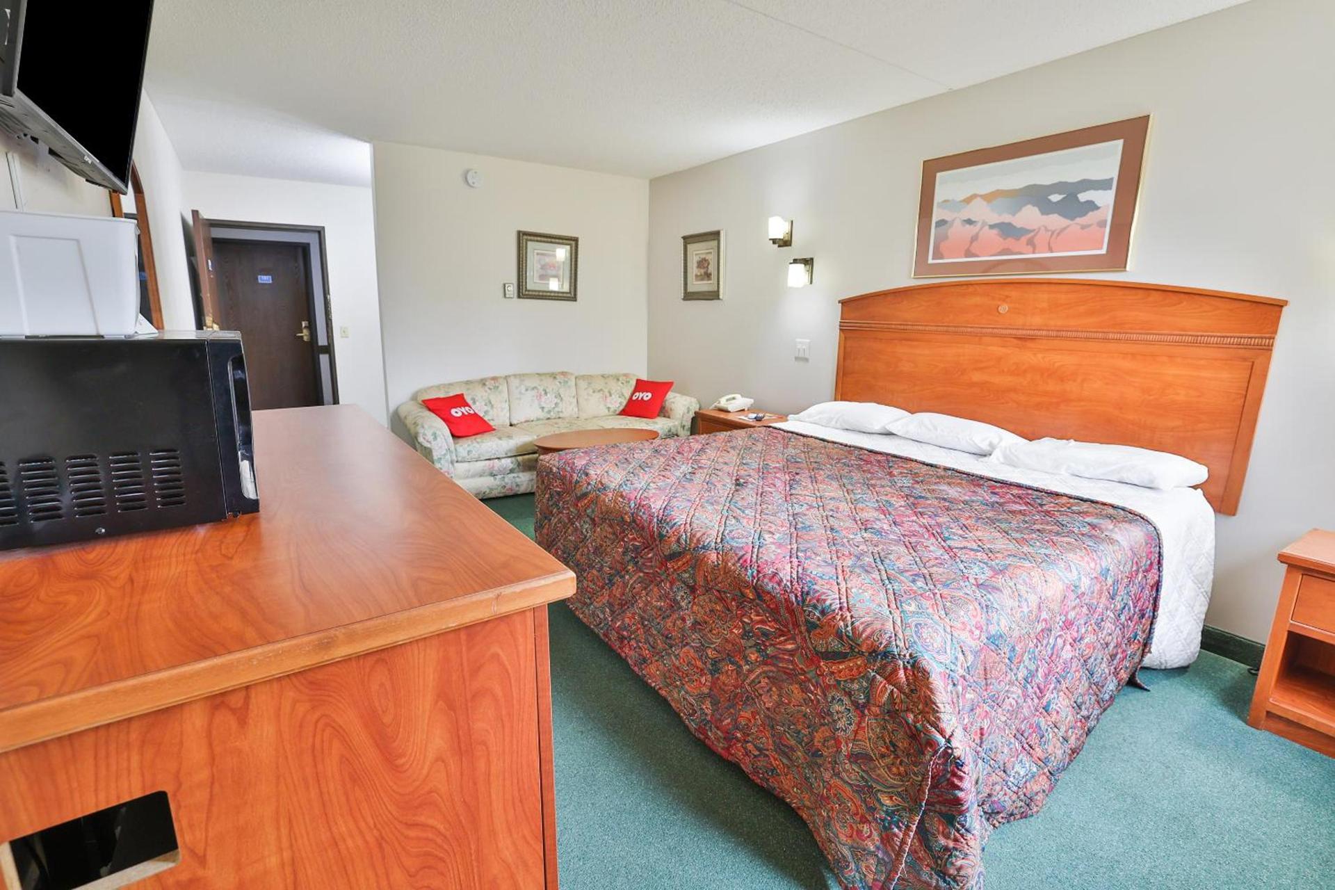 OYO Hotel Pipestone MN, Canterbury Park photo 36