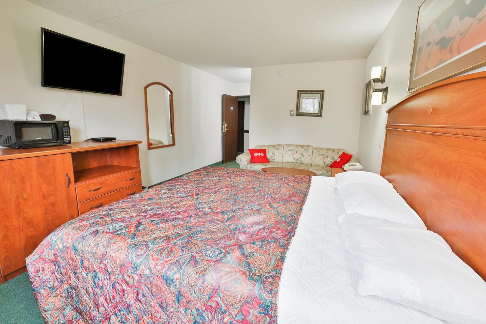 OYO Hotel Pipestone MN, Canterbury Park photo 37