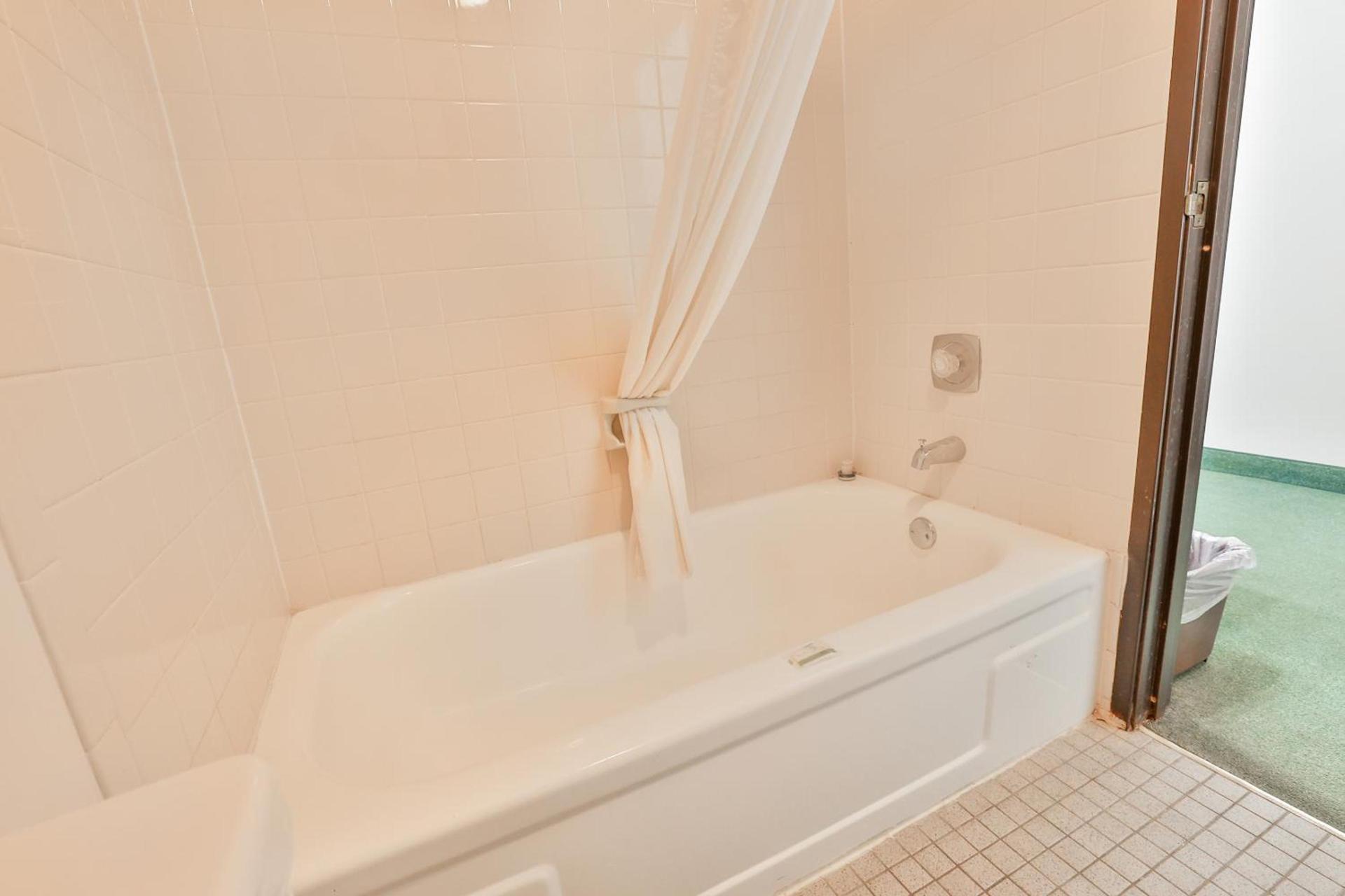 OYO Hotel Pipestone MN, Canterbury Park photo 33