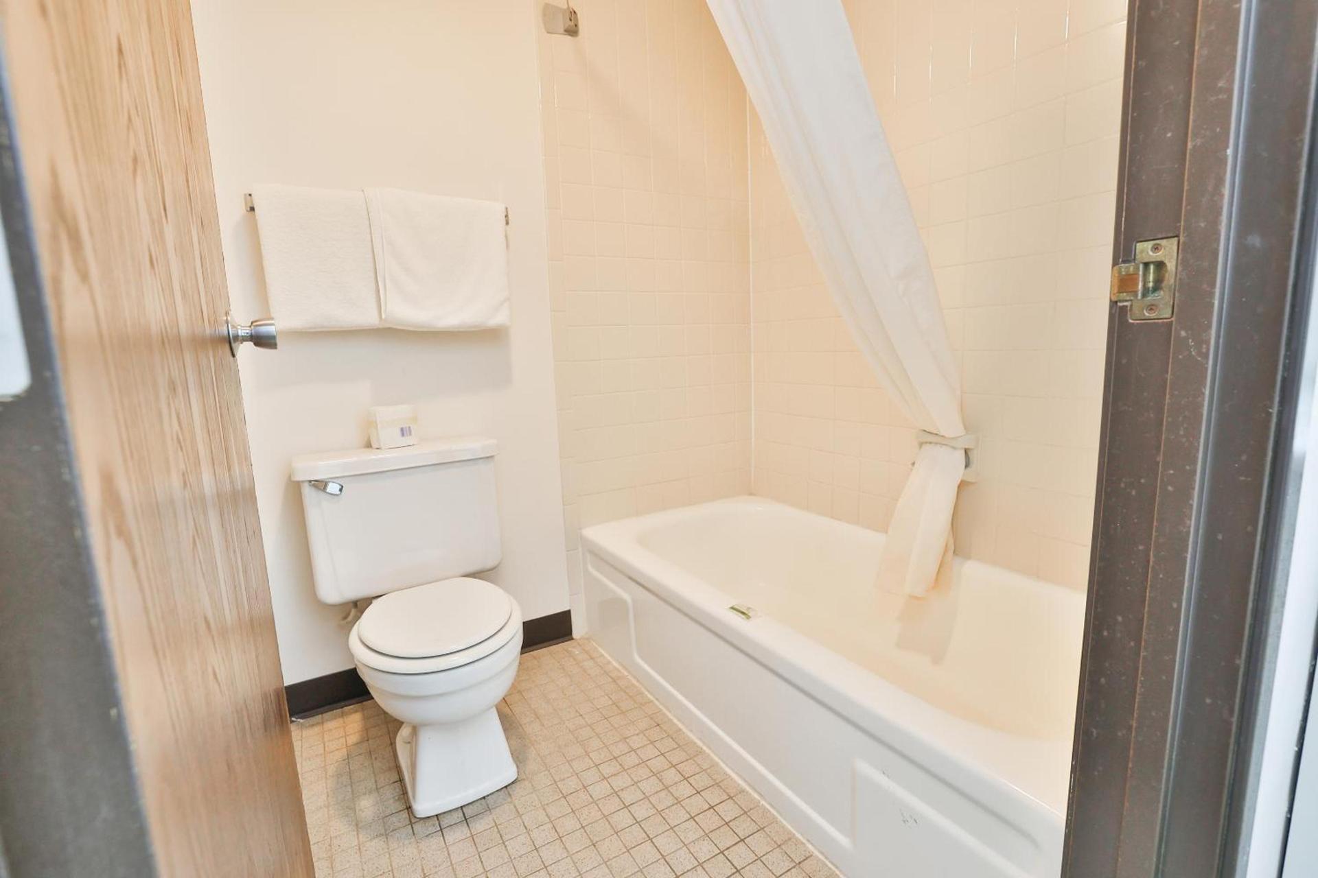 OYO Hotel Pipestone MN, Canterbury Park photo 41