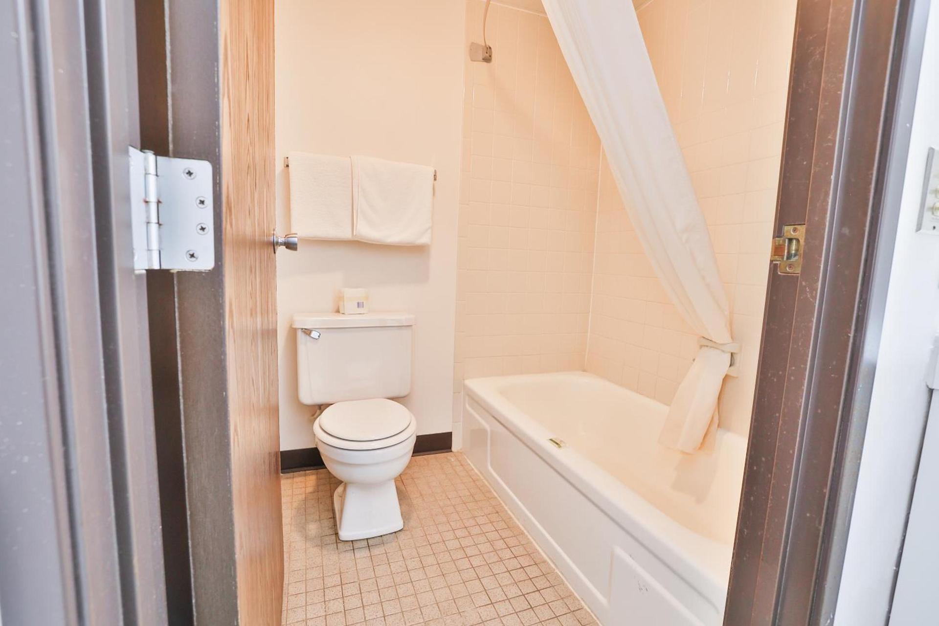 OYO Hotel Pipestone MN, Canterbury Park photo 43