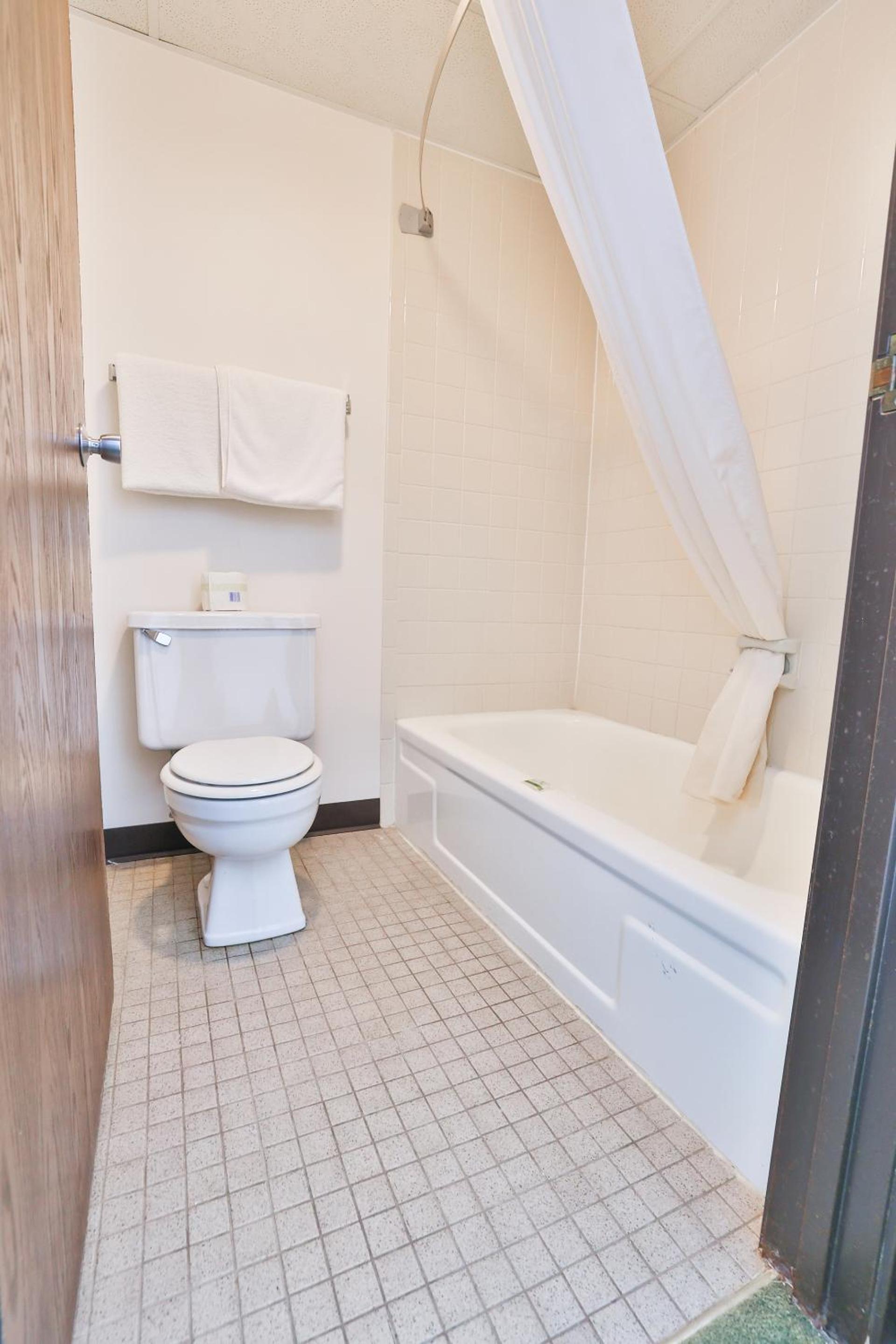 OYO Hotel Pipestone MN, Canterbury Park photo 40