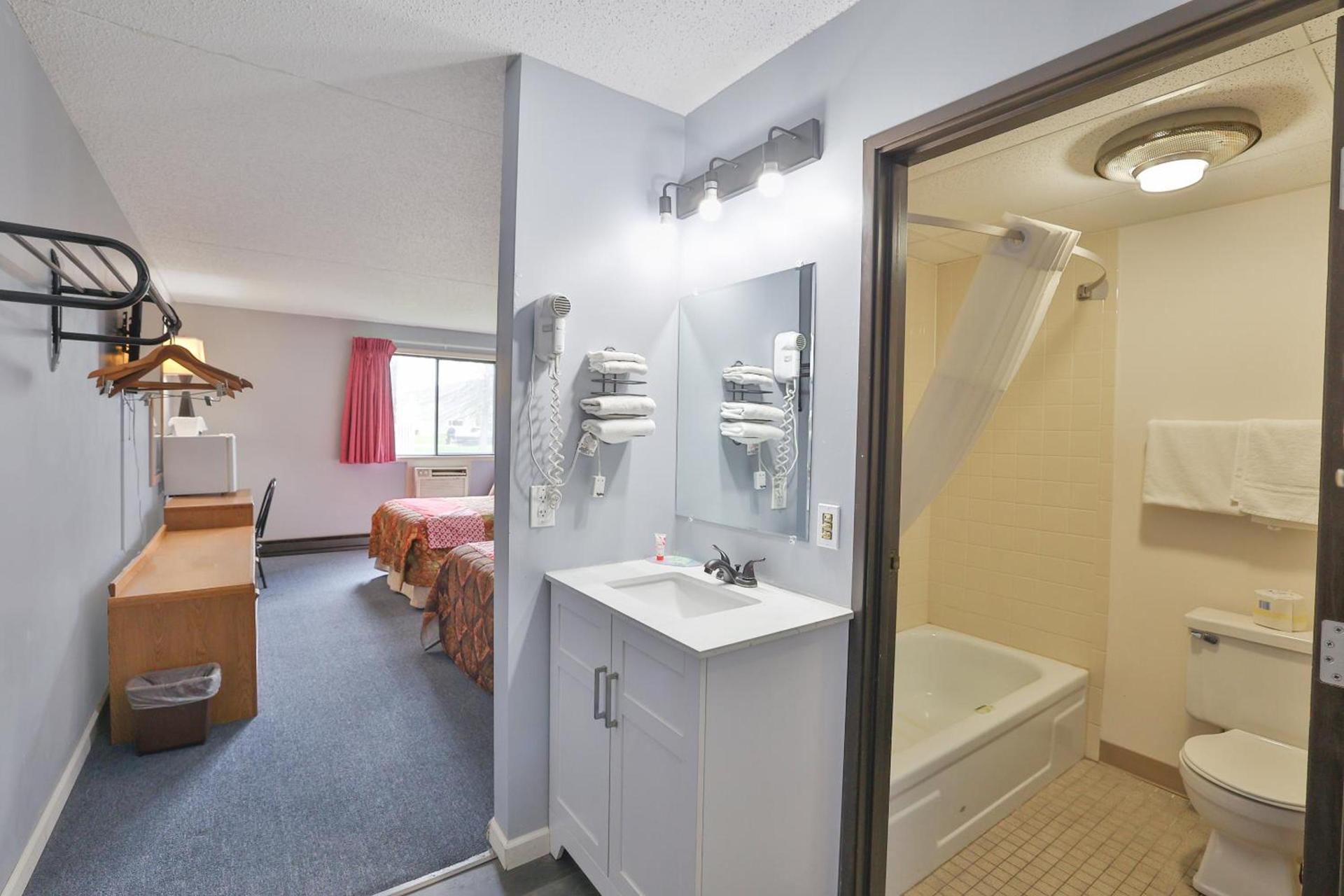 OYO Hotel Pipestone MN, Canterbury Park photo 51