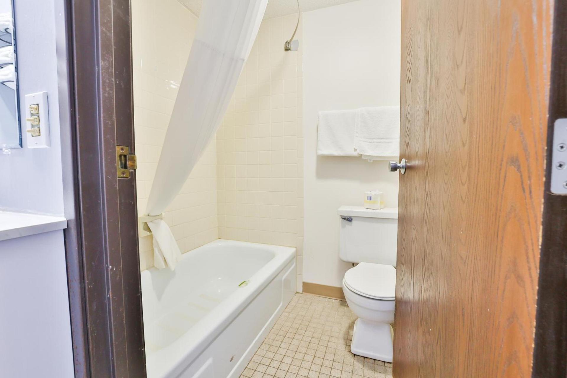 OYO Hotel Pipestone MN, Canterbury Park photo 53