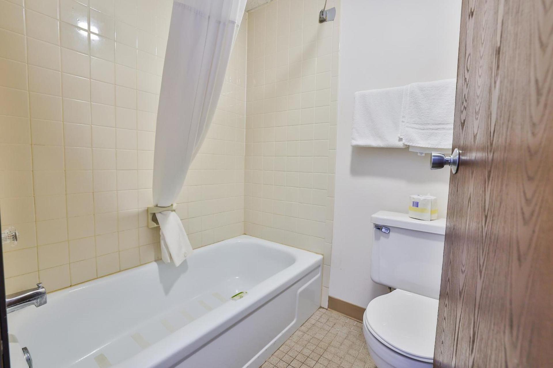 OYO Hotel Pipestone MN, Canterbury Park photo 45