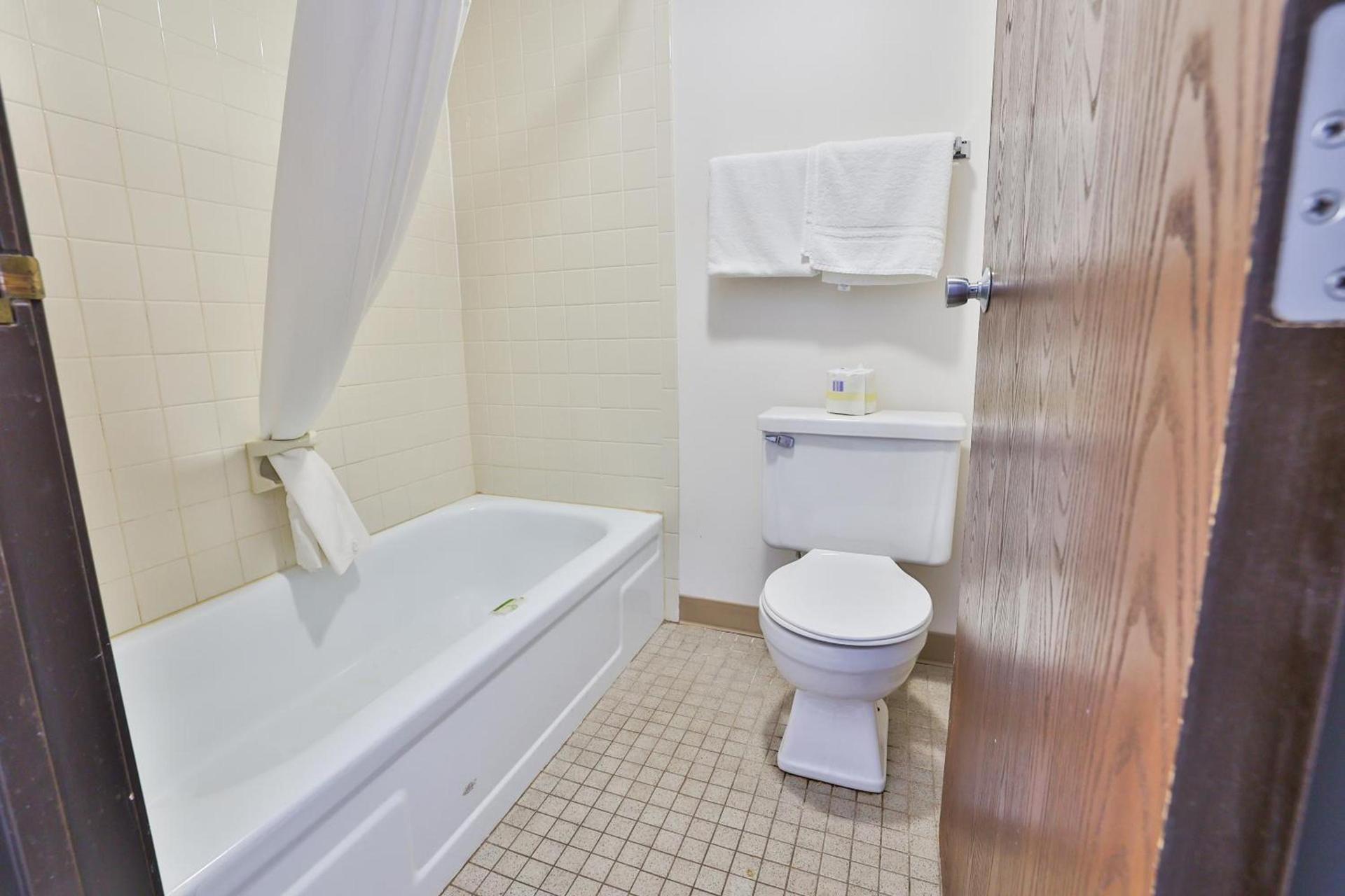 OYO Hotel Pipestone MN, Canterbury Park photo 46
