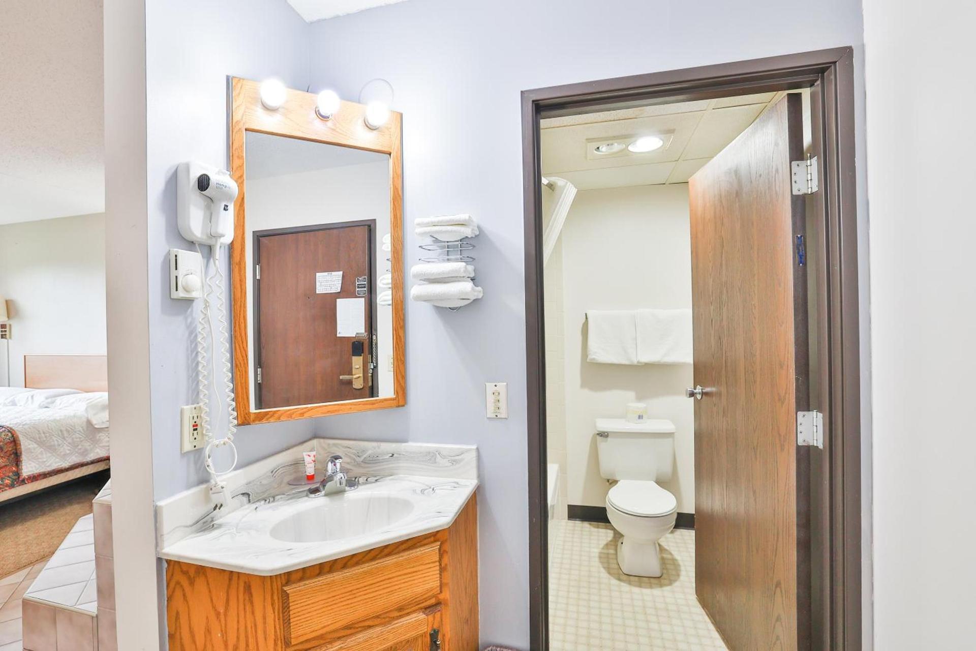 OYO Hotel Pipestone MN, Canterbury Park photo 68