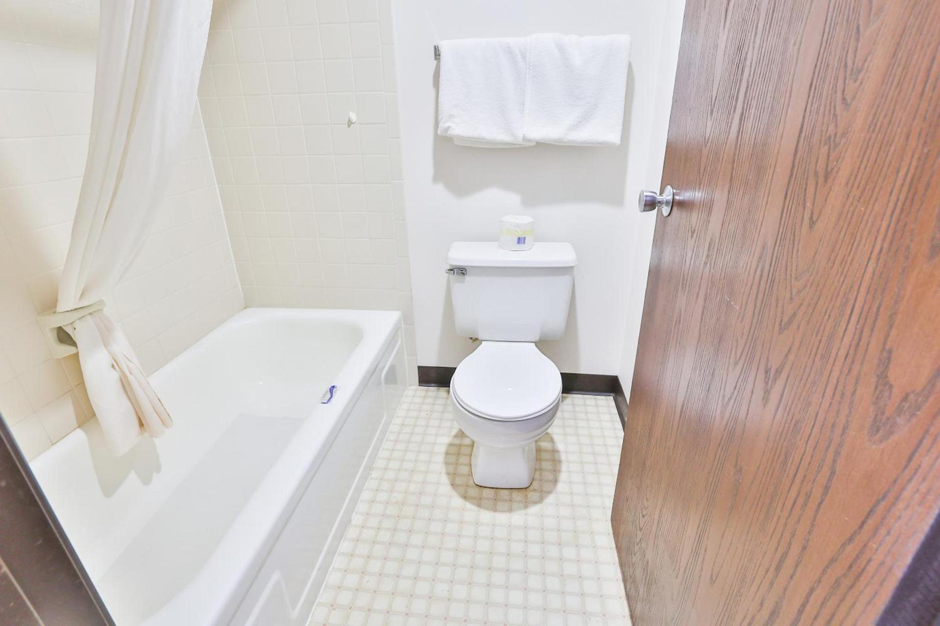 OYO Hotel Pipestone MN, Canterbury Park photo 70