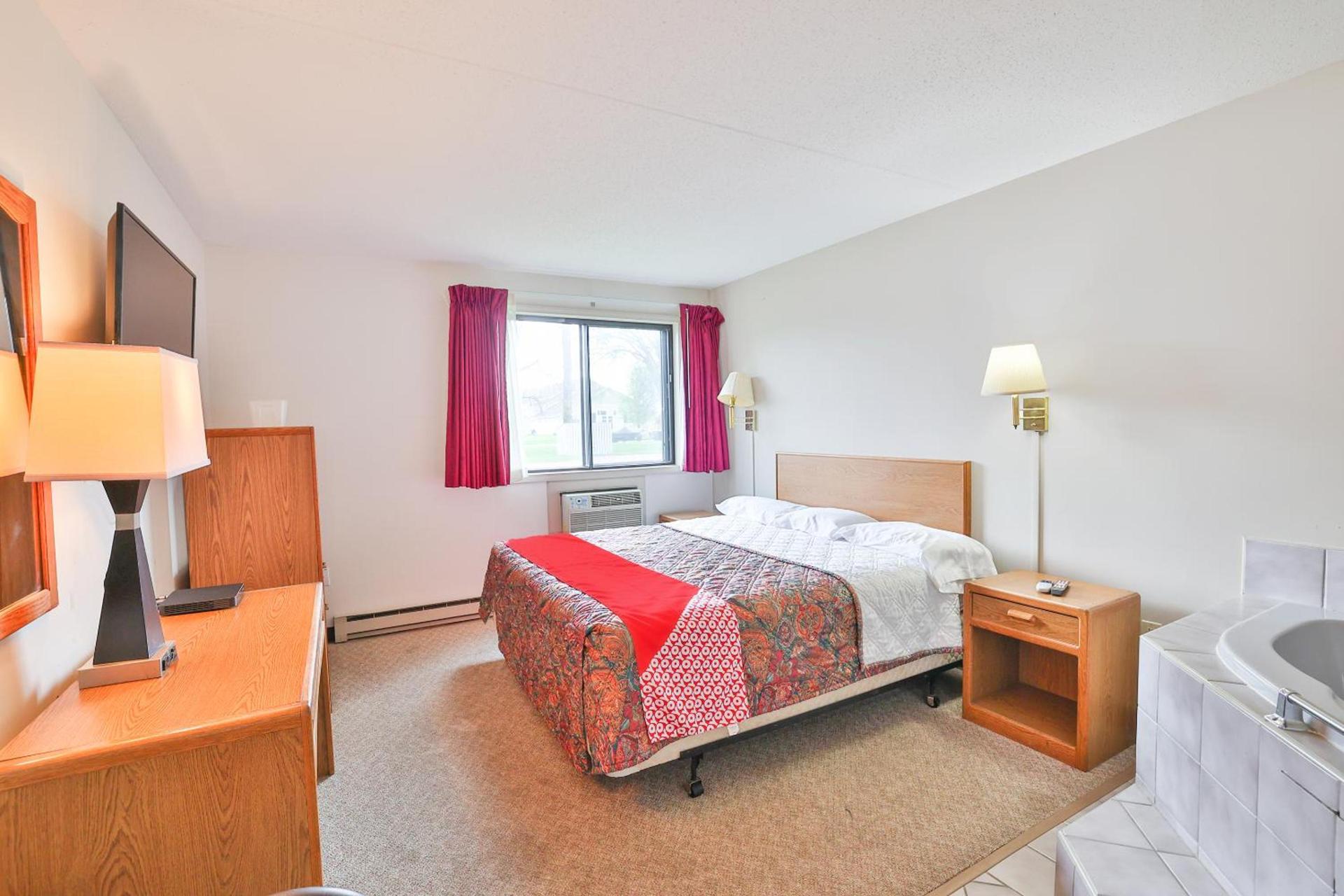 OYO Hotel Pipestone MN, Canterbury Park photo 71