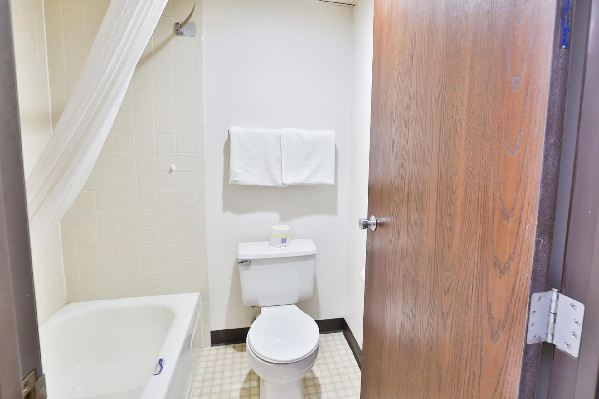 OYO Hotel Pipestone MN, Canterbury Park photo 73