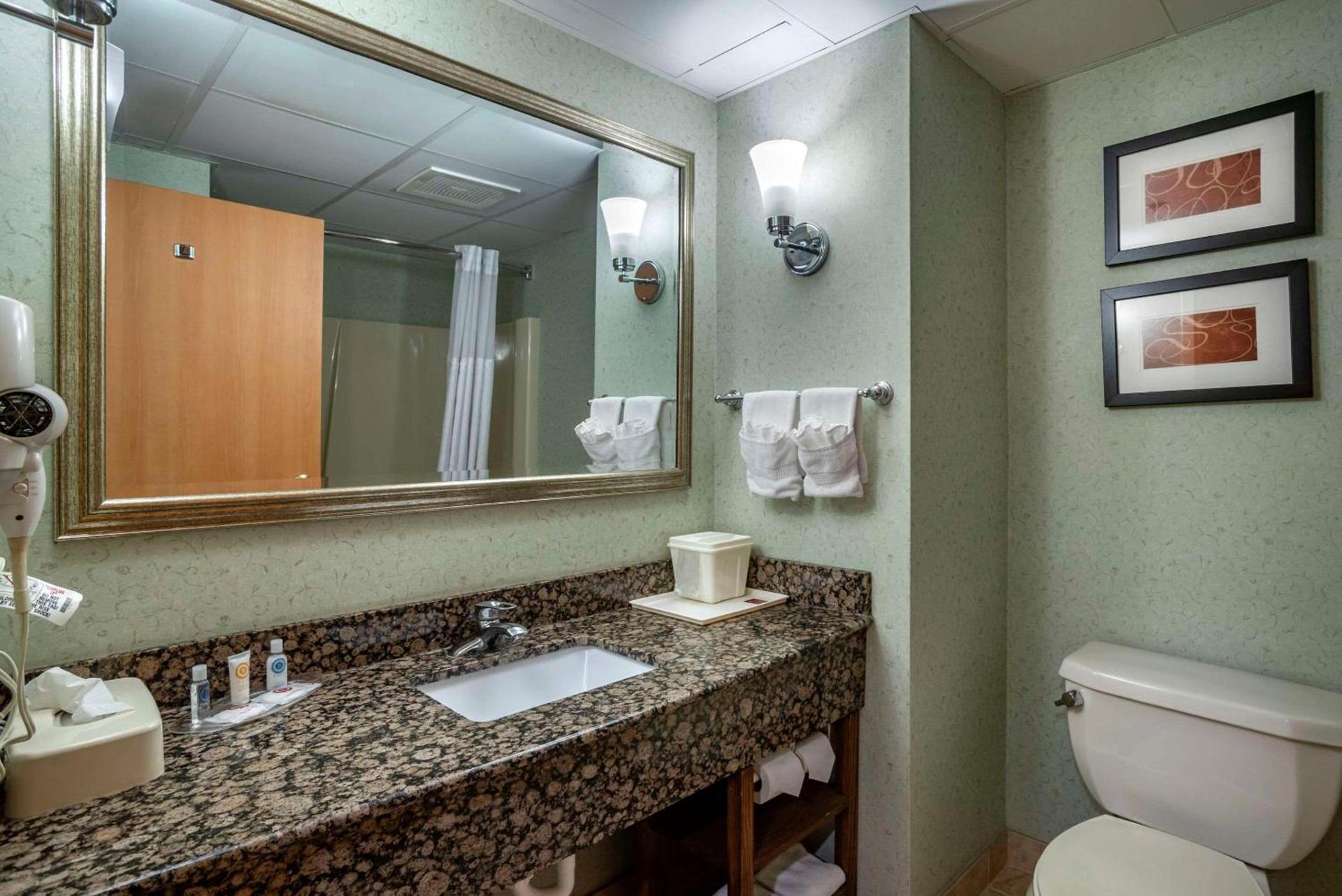 Comfort Suites Hagerstown Southeast photo 27