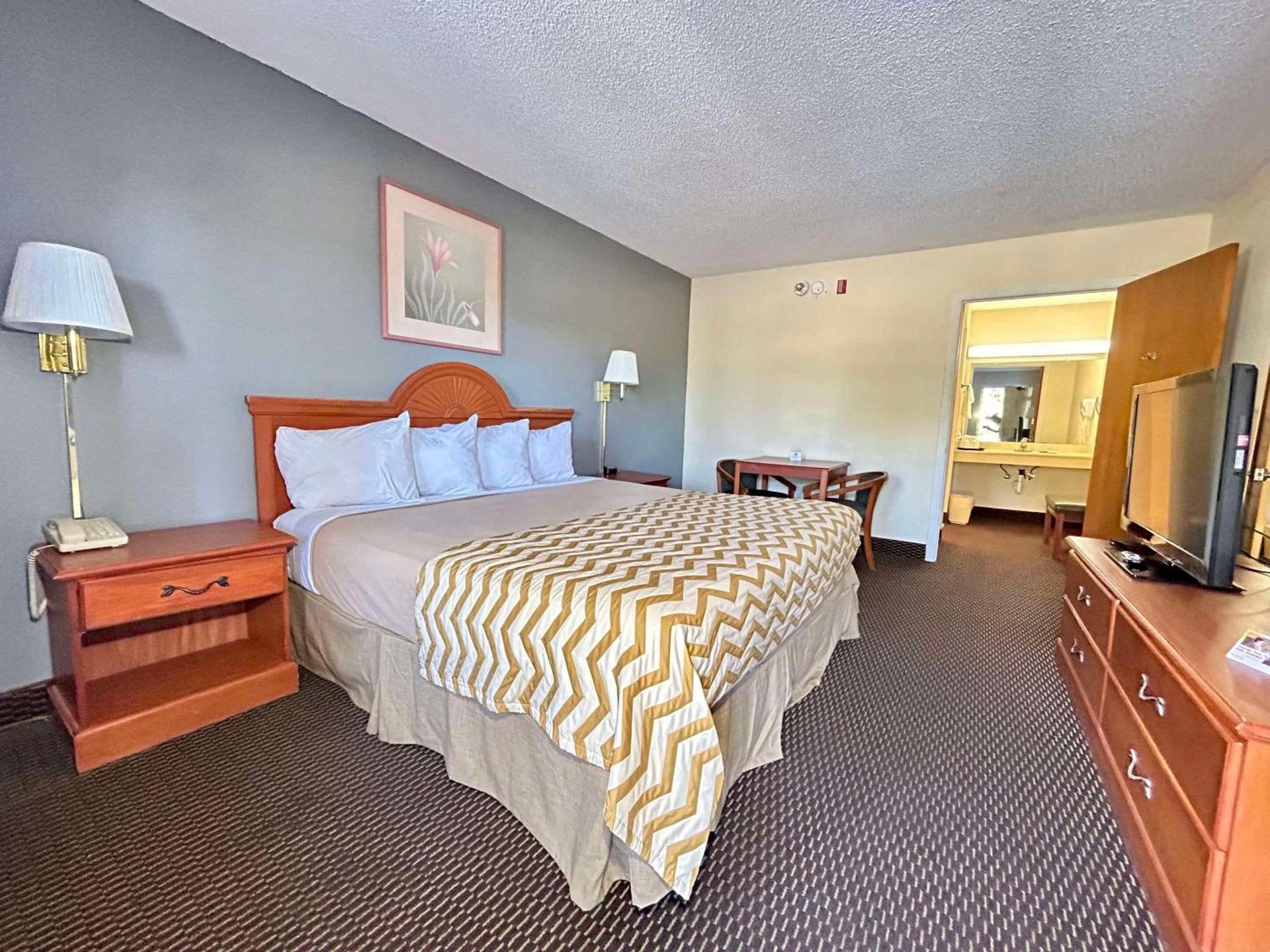 Clarion Pointe Alachua - Gainesville Area photo 7
